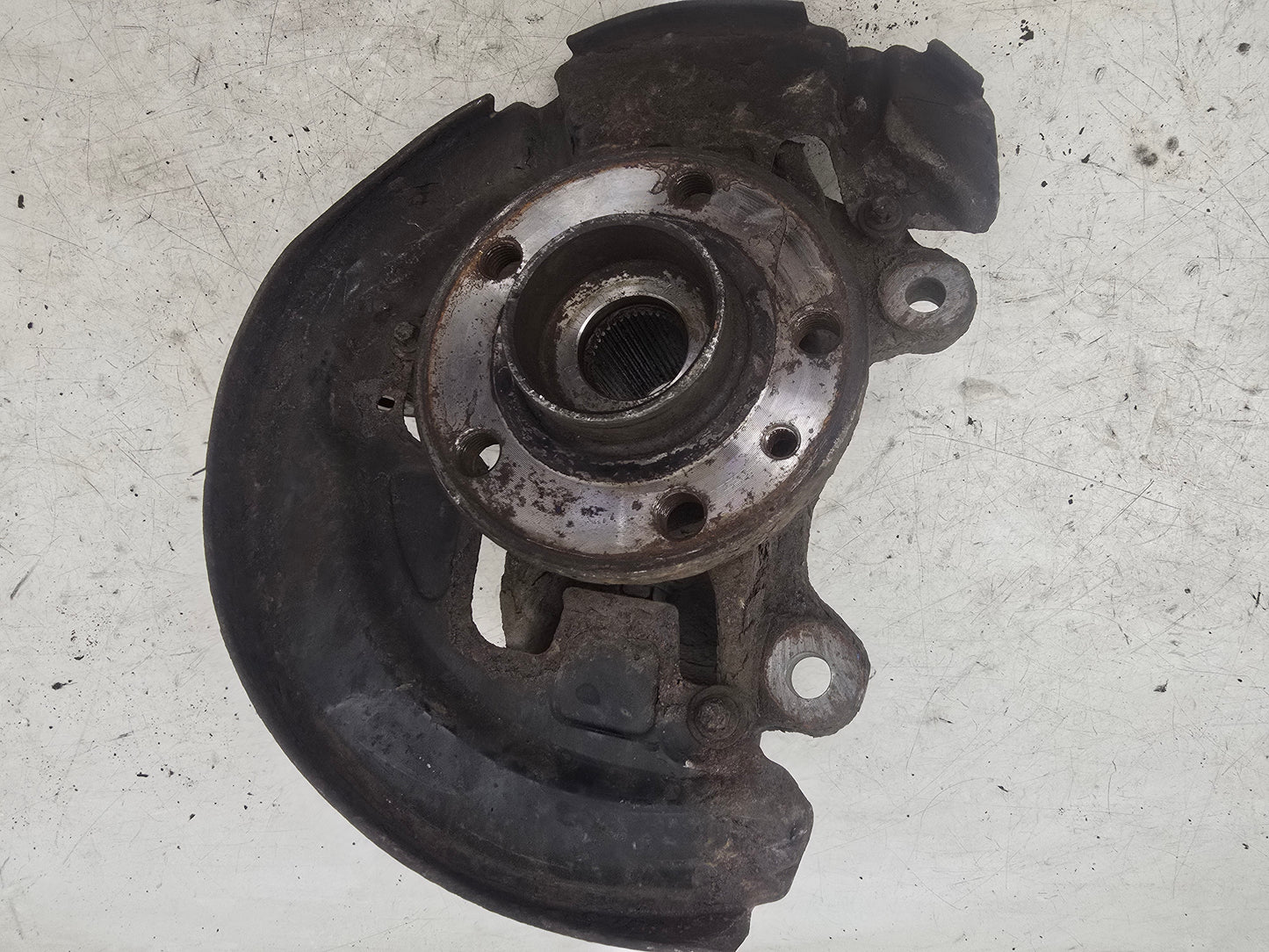 2007-2010 Volvo V70 III Front Left Passenger Hub Assembly 6G912C447AD