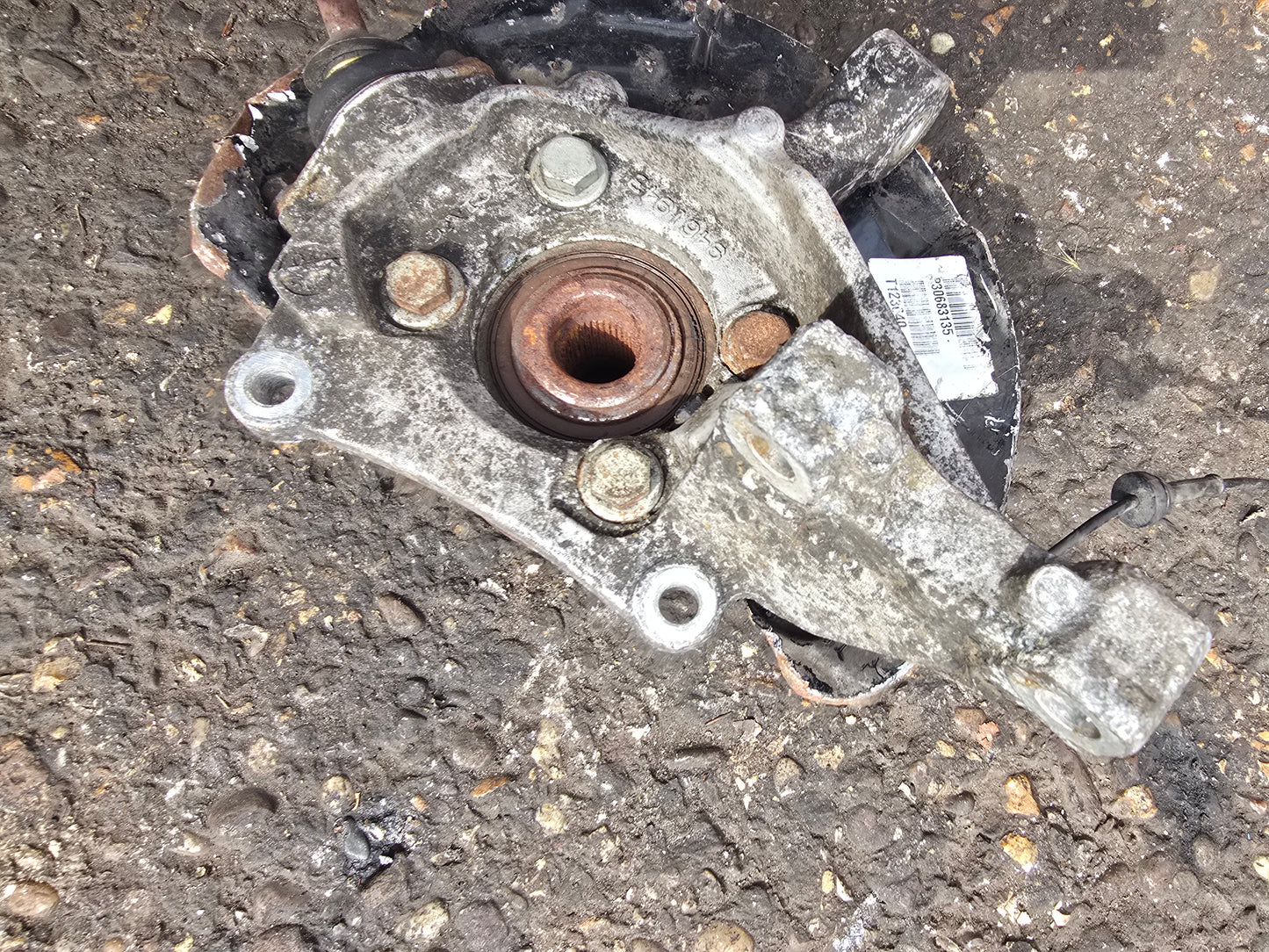 2001-2007 Volvo XC70 Left Front Hub Assembly 310860