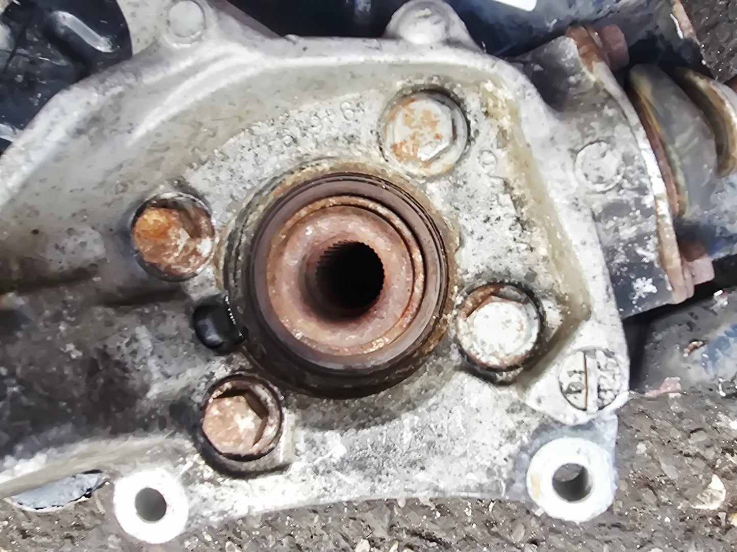 2001-2007 Volvo XC70 Front Right Hub Assembly 310860