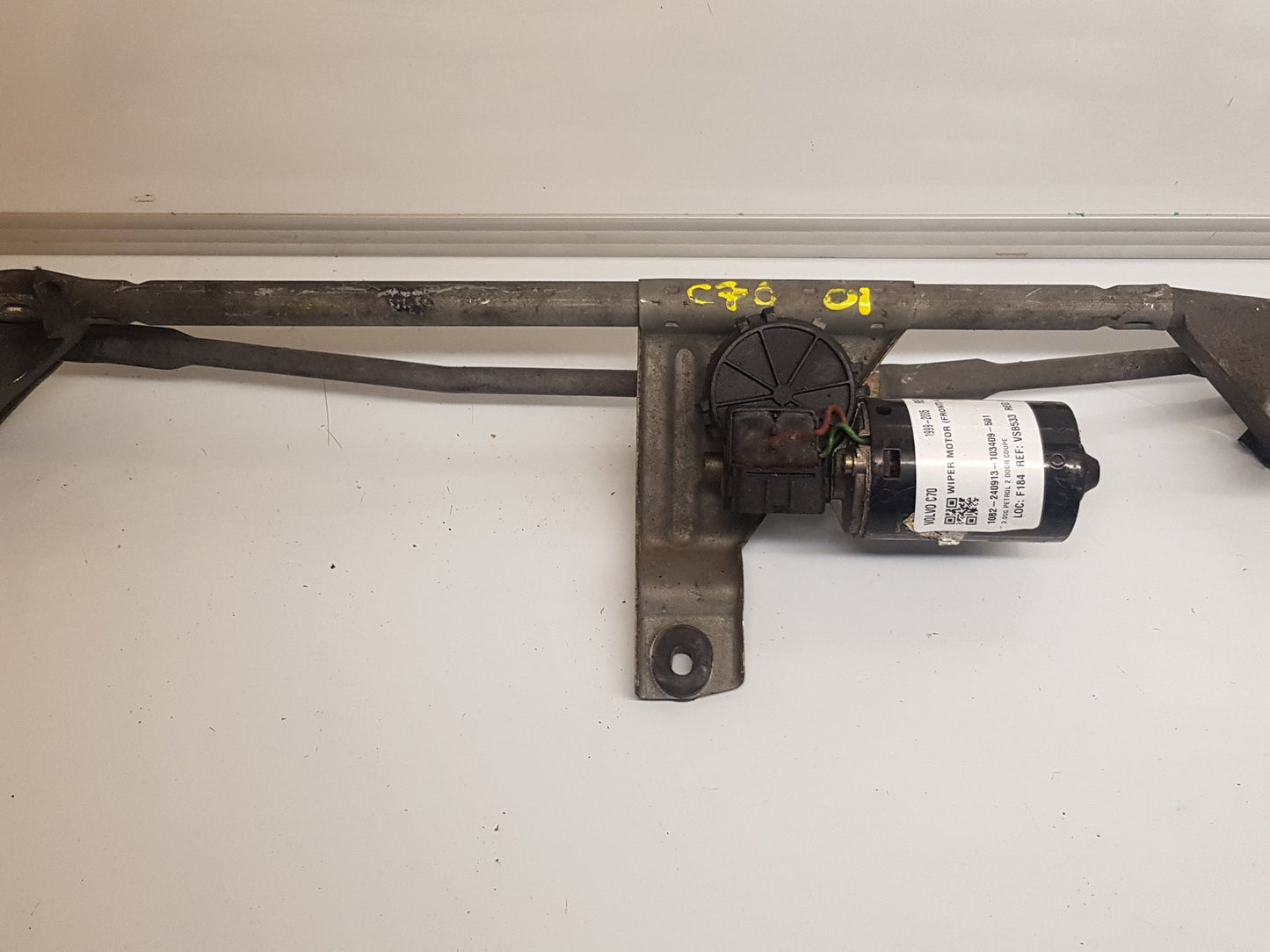 1997 - 2005 Volvo S70 WIPER MOTOR (FRONT) & LINKAGE