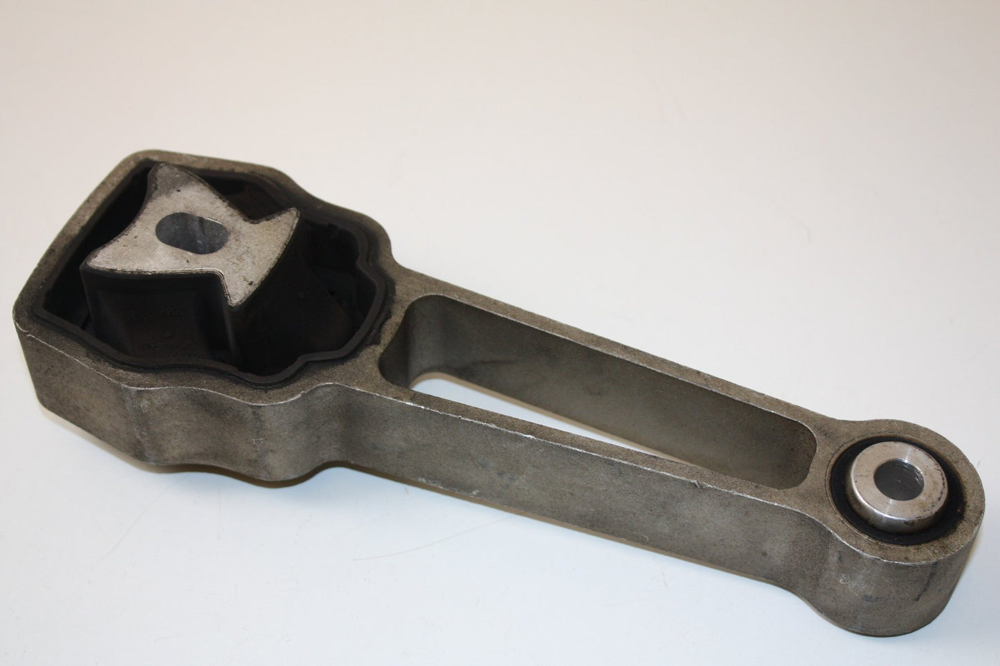2007 - 2015 Volvo S80 GEARBOX MOUNT - REAR 30680474