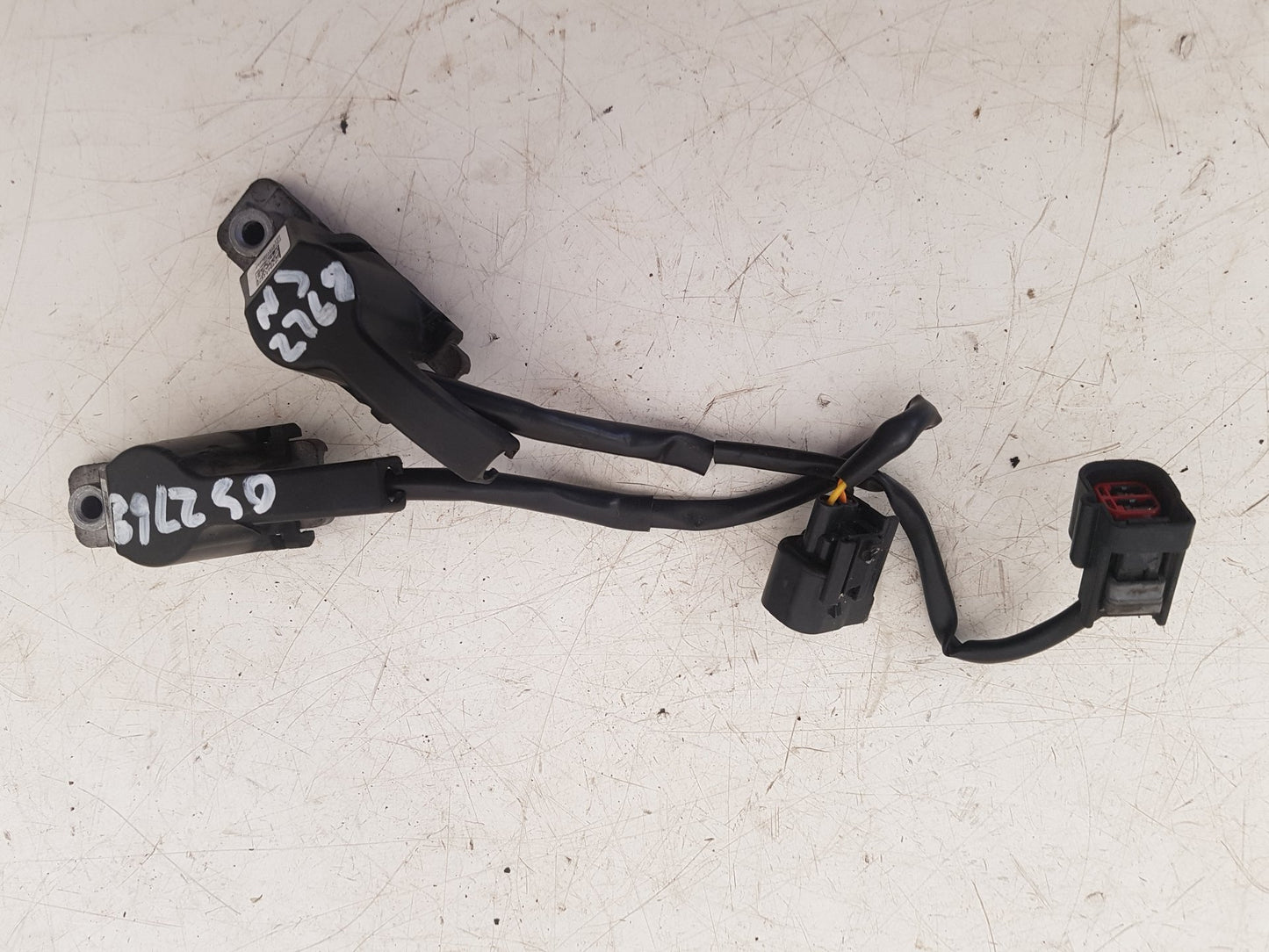 2012 - 2015 Volvo V40 Hatchback BONNET HINGE RELEASER (PAIR) 31305432