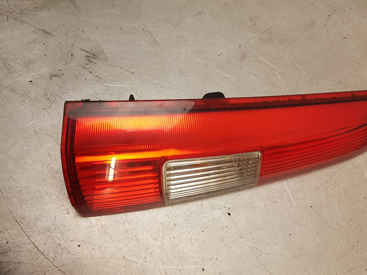 2001 - 2002 Volvo V70 Estate REAR/TAIL LIGHT UPPER (PASSENGER SIDE) 9154493