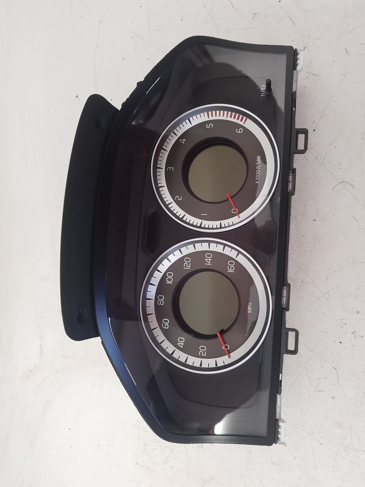 2015 - 2019 Volvo V40 Cross Country Hatchback Instrument Cluster 31343330AA