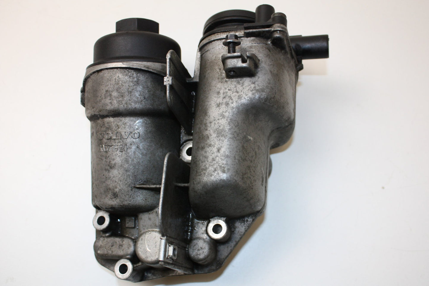 2007 - 2015 Volvo S80 Oil Filter Housing 30677920
