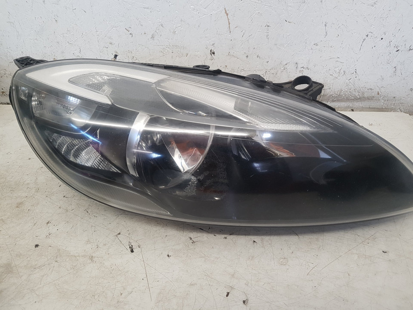 2012 - 2017 Volvo V40 Hatchback HEADLIGHT/HEADLAMP HALOGEN (DRIVER SIDE) 31420006