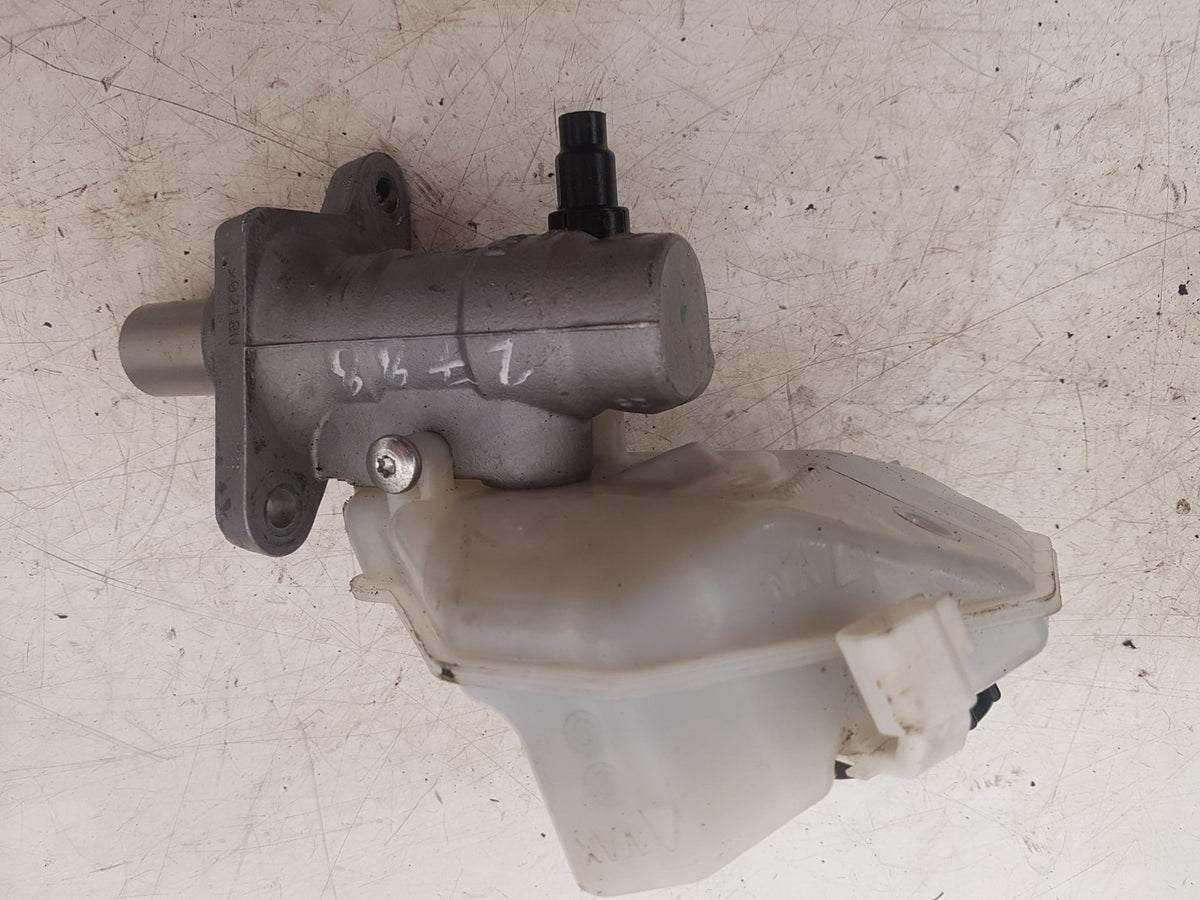 2008-2011 Volvo V70 D5 Brake Master Cylinder & Reservoir 36010082