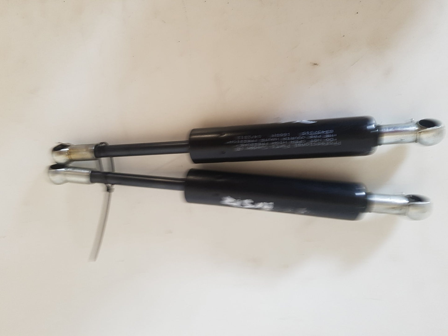 1992 - 1997 Volvo 850 Estate DOG GUARD GAS STRUTS 83437315