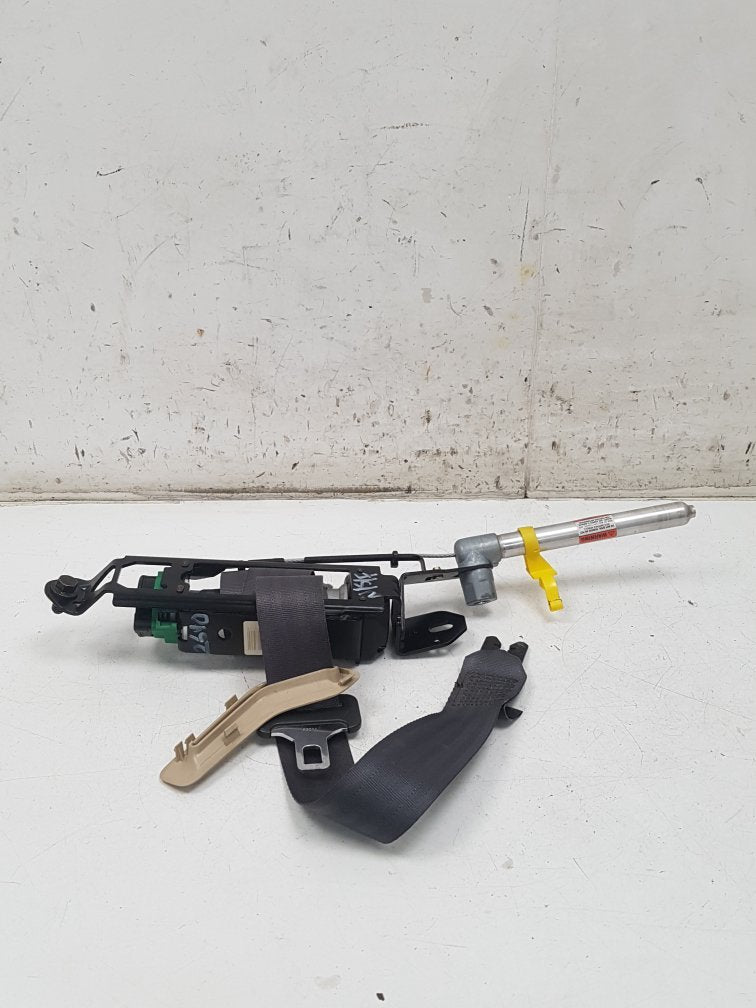 2000 - 2003 Volvo XC70 Estate Left Front Seat Belt 8626244