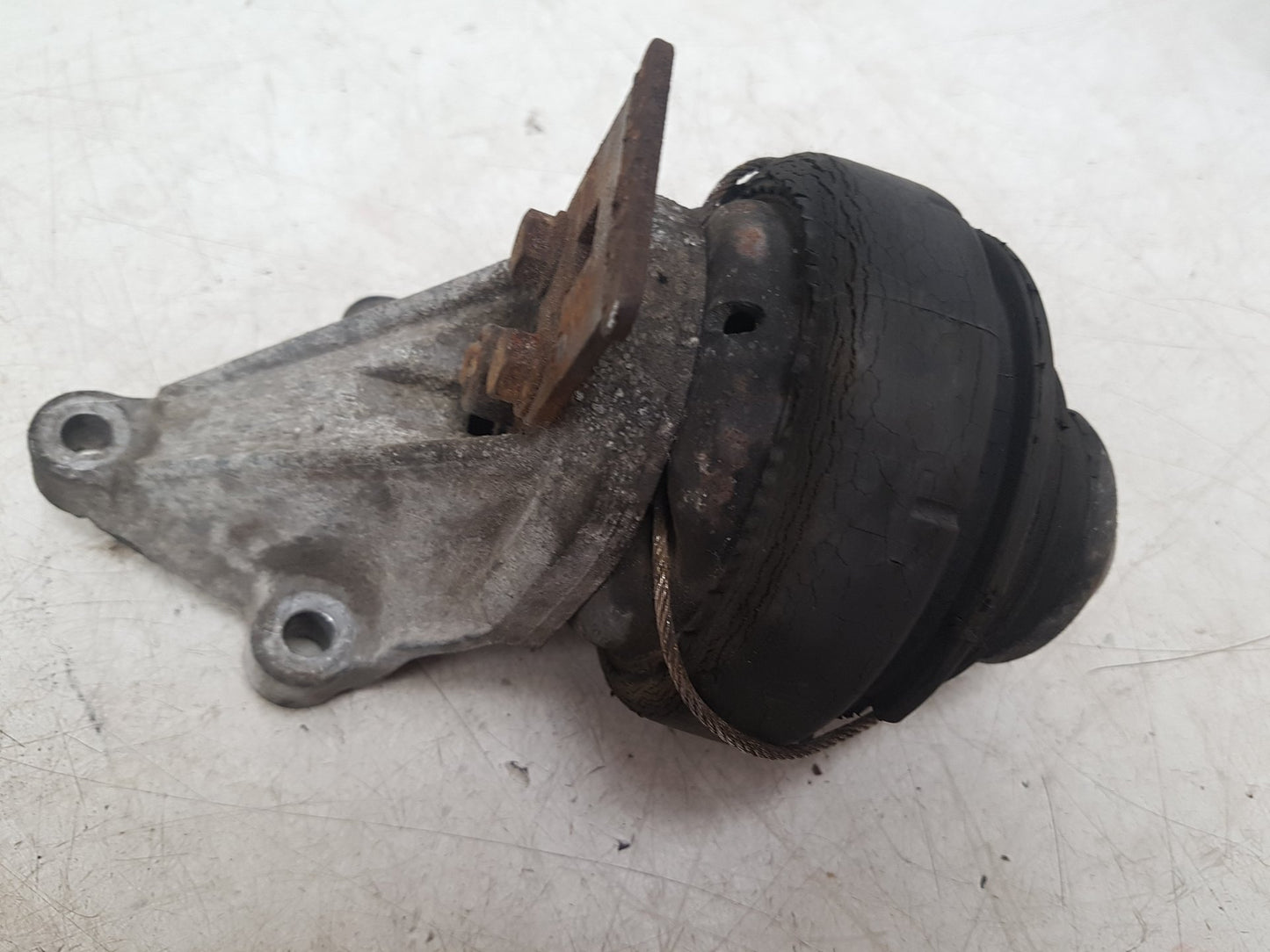 1992 - 1997 Volvo 850 Estate ENGINE MOUNT (FRONT) 6801722