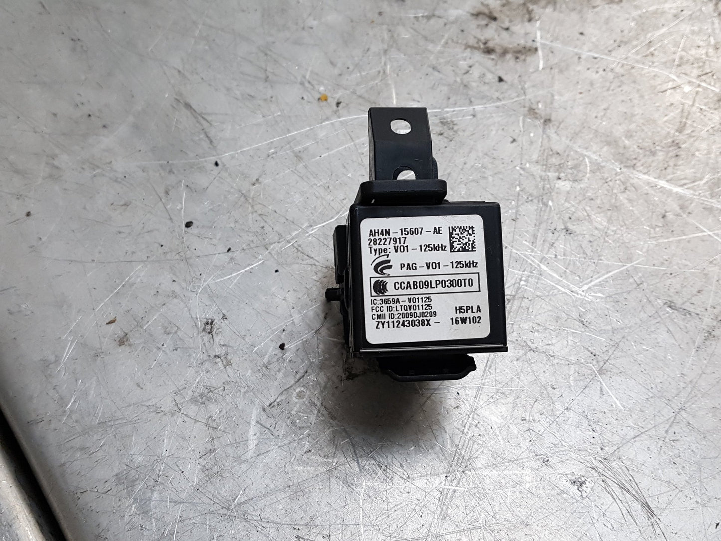 2015 - 2018 Volvo V40 Hatchback IGNITION MODULE 28227917
