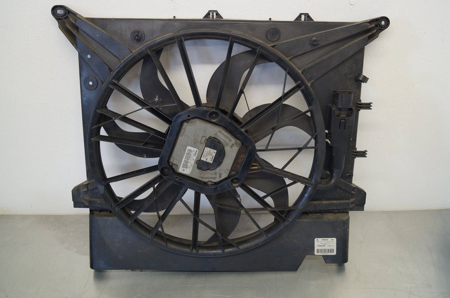 2003 - 2014 Volvo XC90 RADIATOR FAN & COWLING (A/C CAR) 3137229010 30645719 30665985