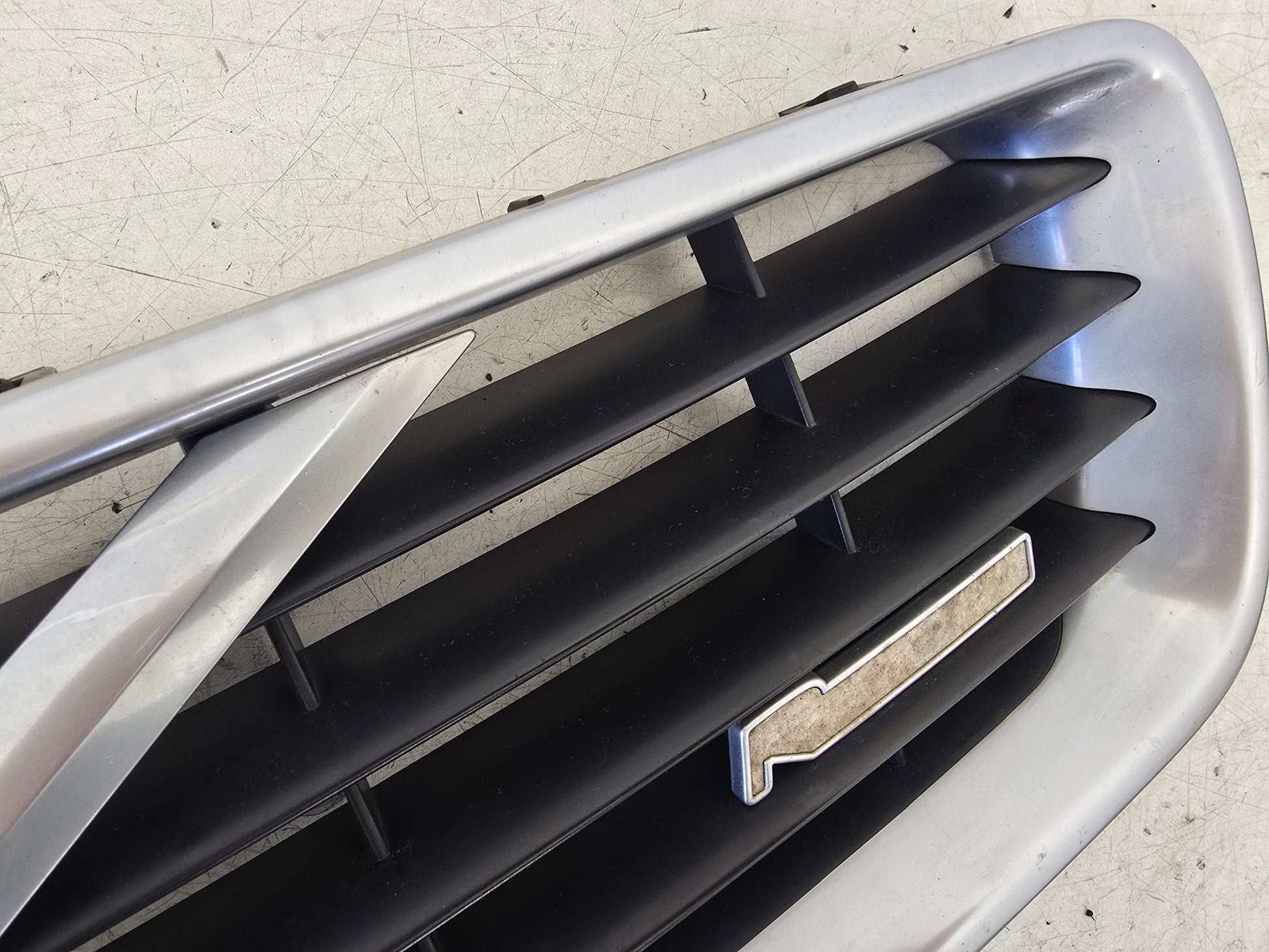 2008 Volvo C30 Sport Bumper Grille 30657194