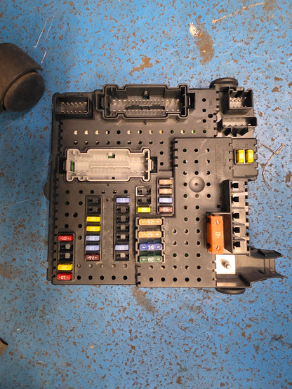 2007 Volvo C30 Rear Electronic Module REM Fuse Box 30732769