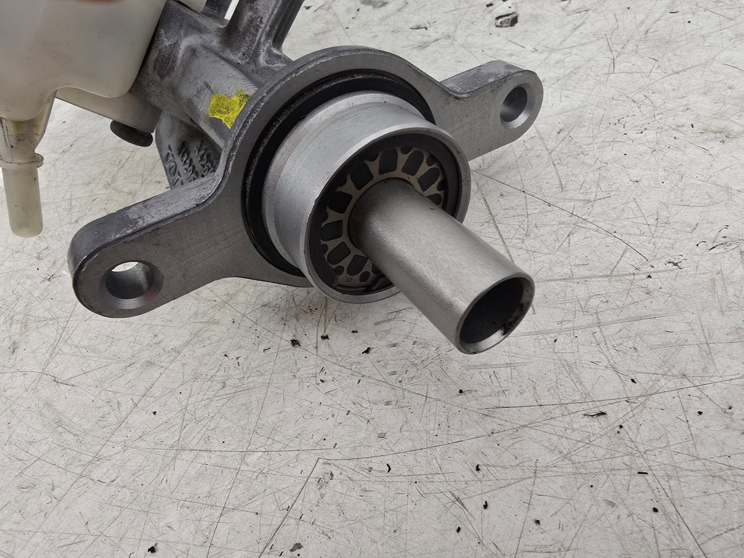 2014 Volvo V40 Brake Master Cylinder and Fluid Reservoir 1.6 Diesel RHD