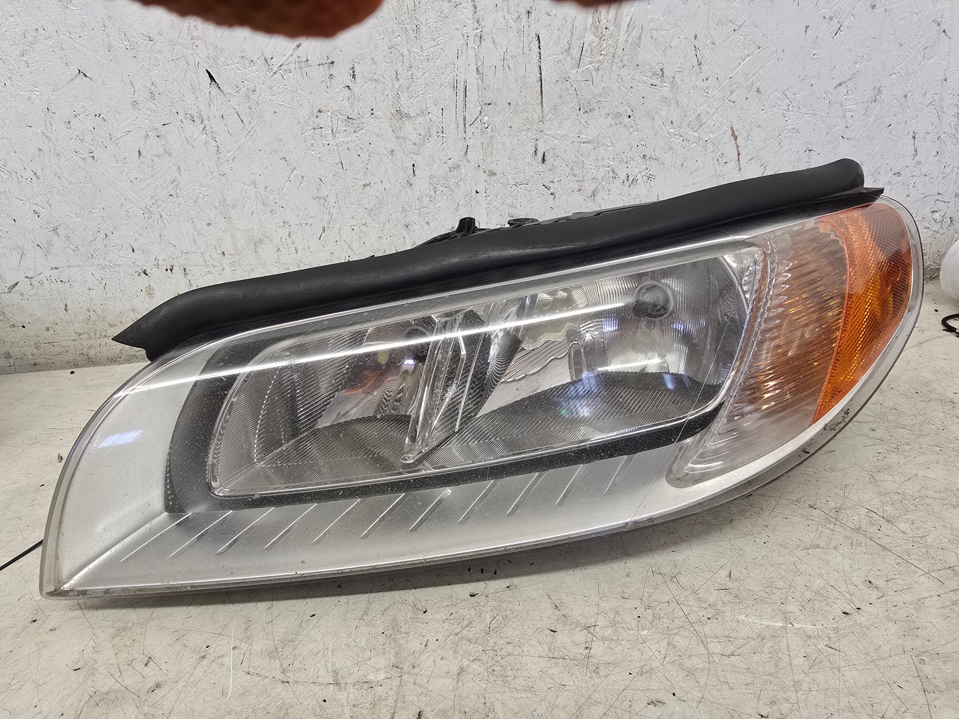 2010-2015 Volvo V70 III Passenger Side Headlight 31353335