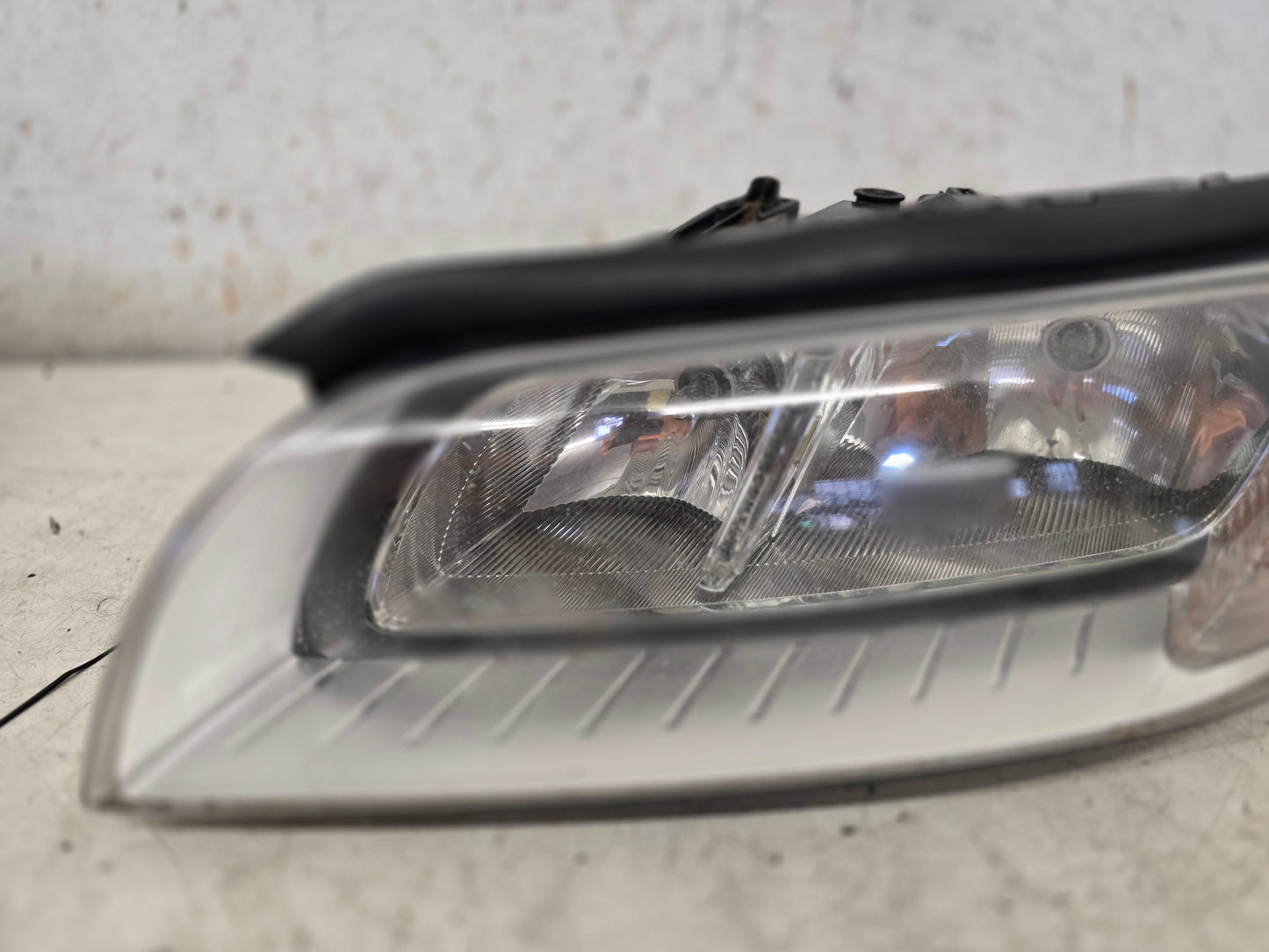 2010-2015 Volvo V70 III Passenger Side Headlight 31353335