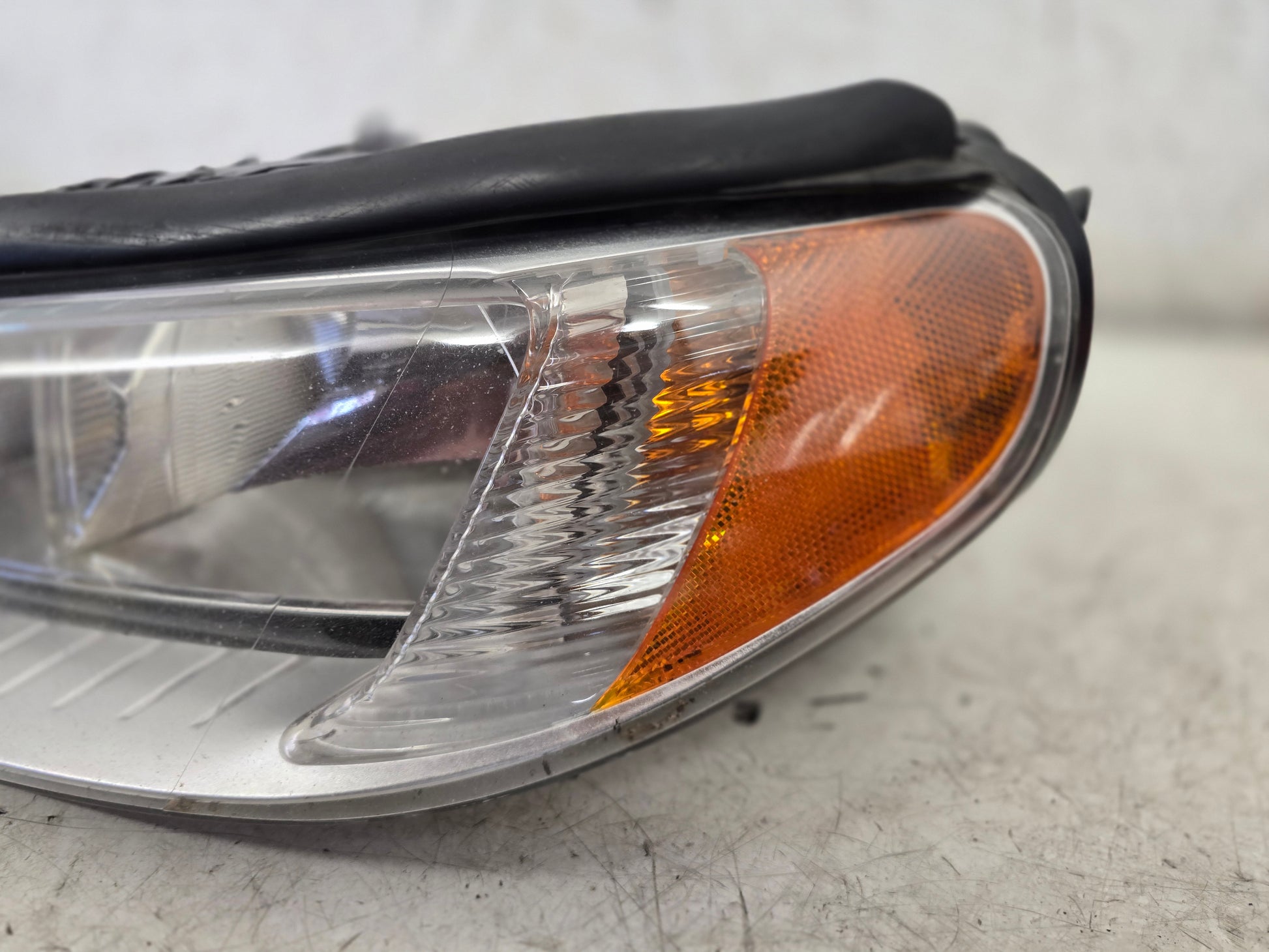 2010-2015 Volvo V70 III Passenger Side Headlight 31353335