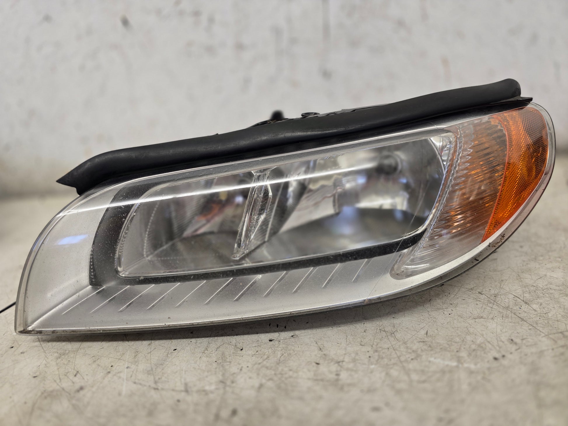 2010-2015 Volvo V70 III Passenger Side Headlight 31353335