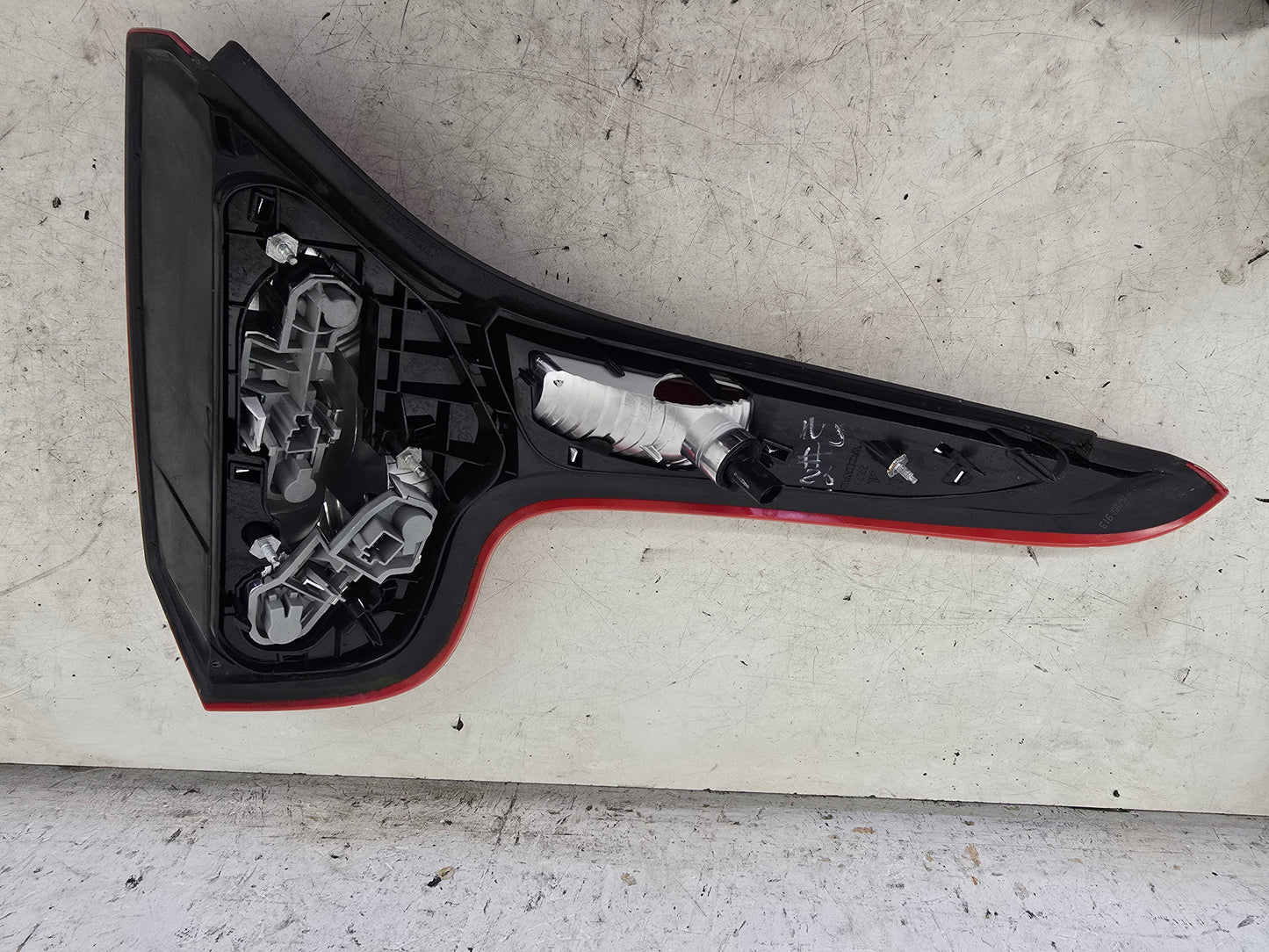 2006-2013 Volvo C30 Passenger Side Rear Tail Light 31213913