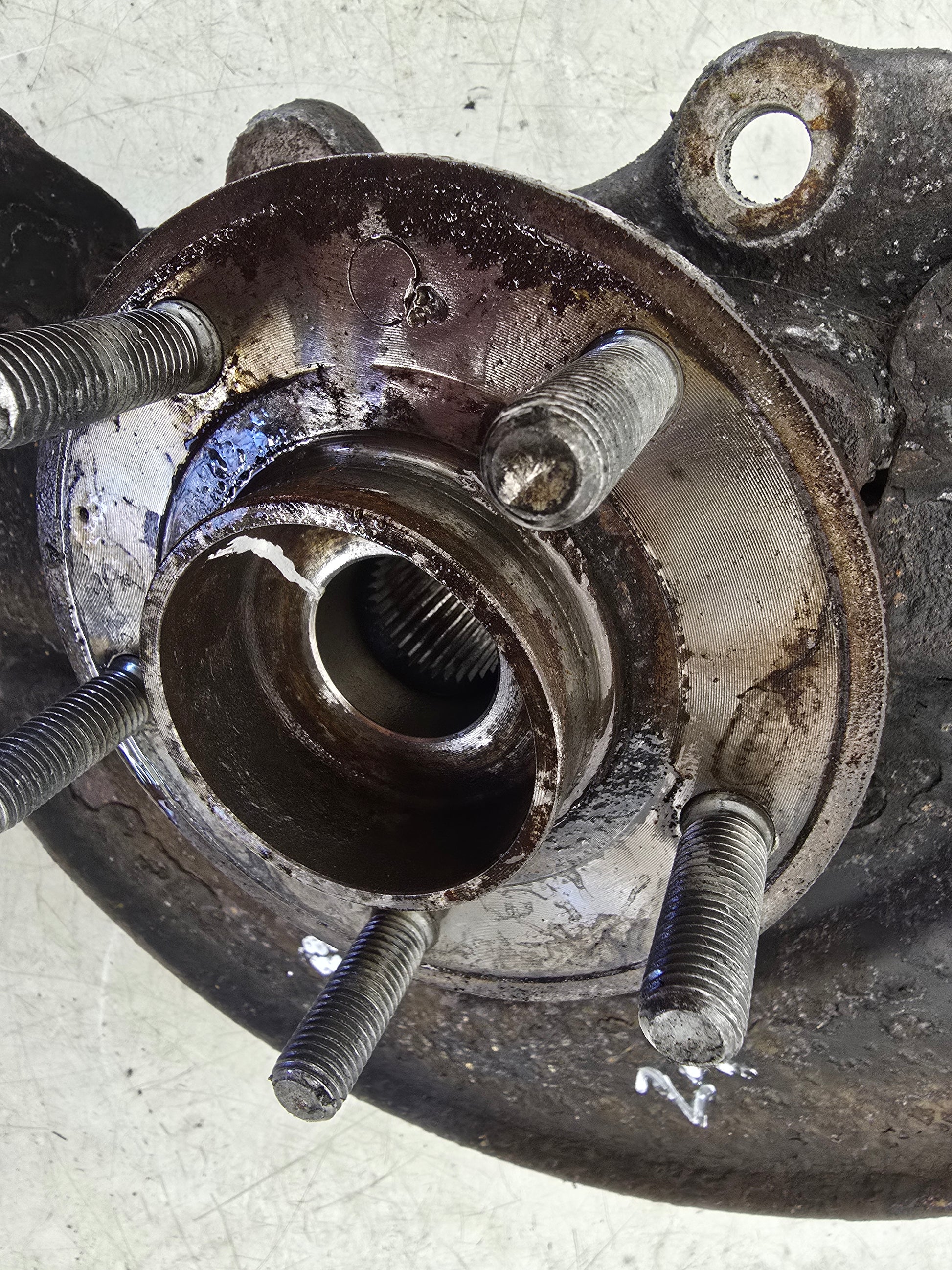 Volvo V40 2012-2016 Front  Passenger Hub Assembly 1381651 — photo 3
