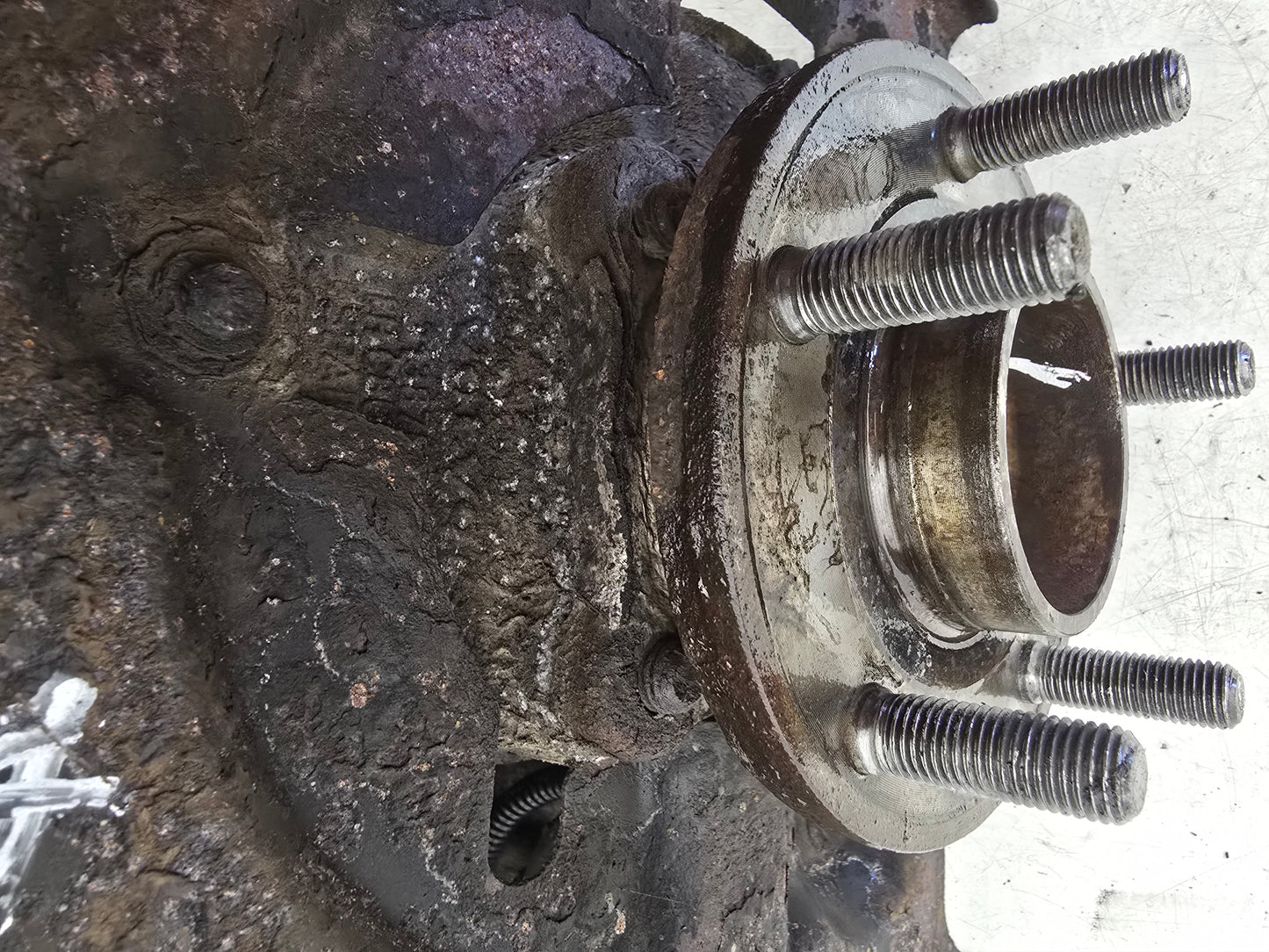 Volvo V40 2012-2016 Front  Passenger Hub Assembly 1381651 — photo 9