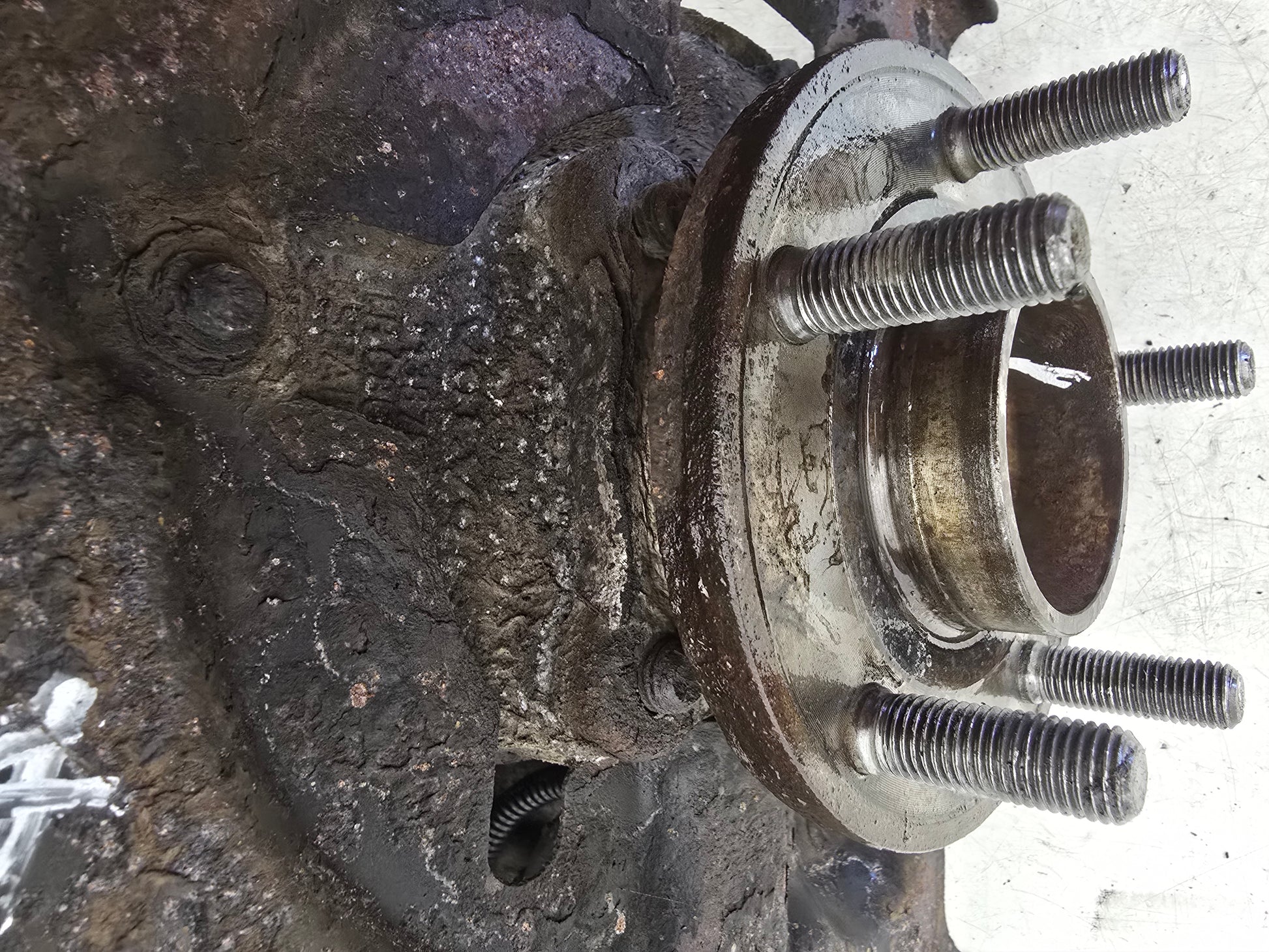 Volvo V40 2012-2016 Front  Passenger Hub Assembly 1381651 — photo 9