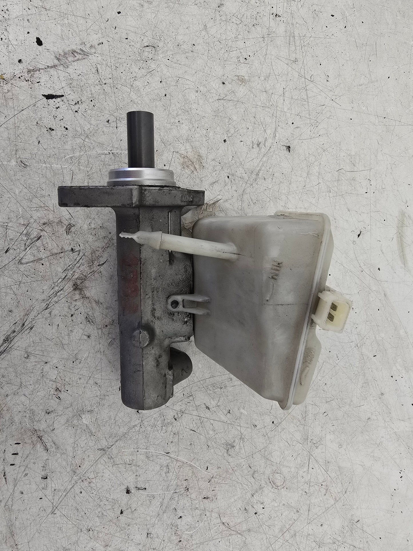 2007-2010 Volvo V70 Brake Master Cylinder and Reservoir 500441