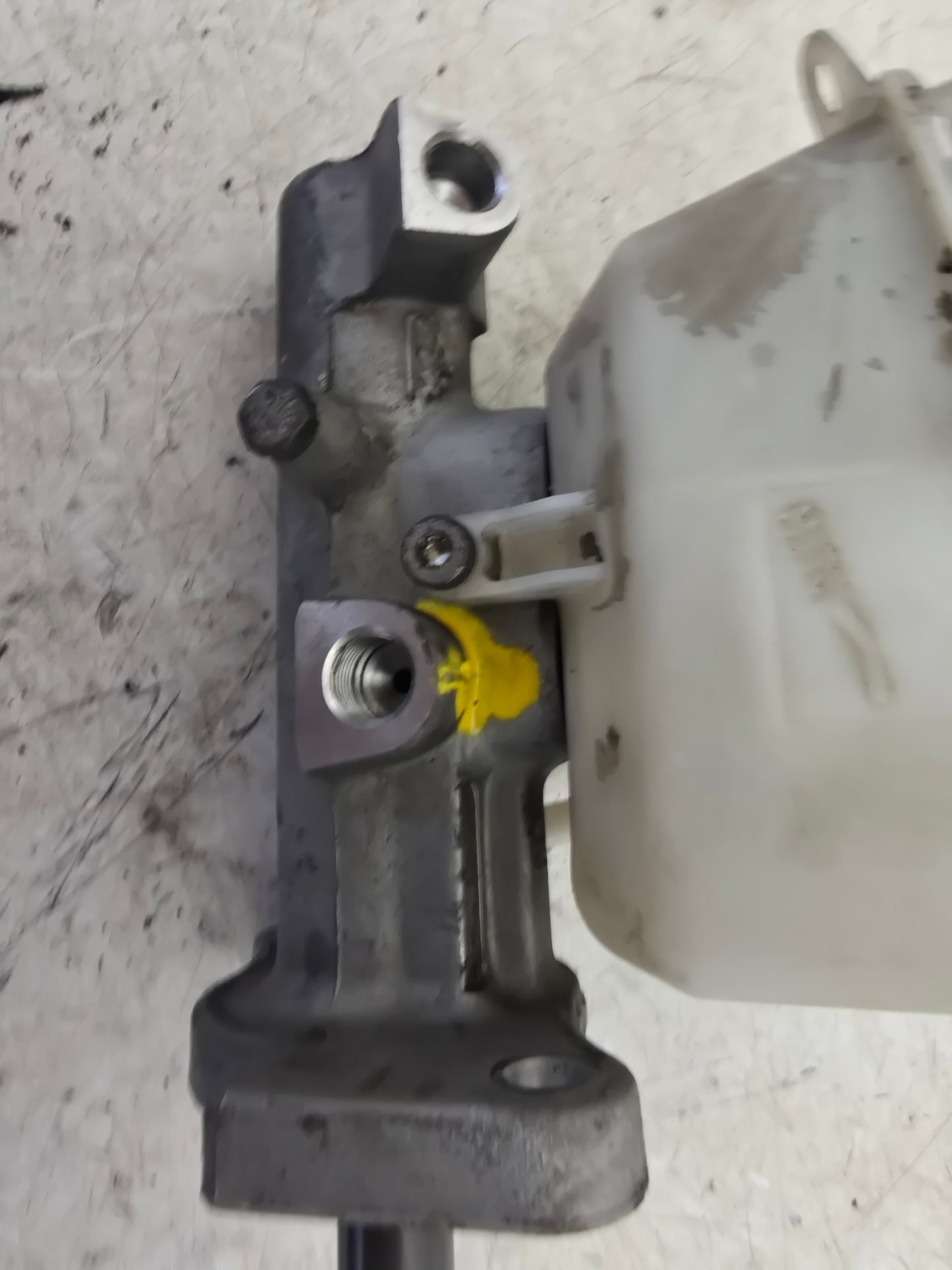 2007-2010 Volvo V70 Brake Master Cylinder and Reservoir 500441