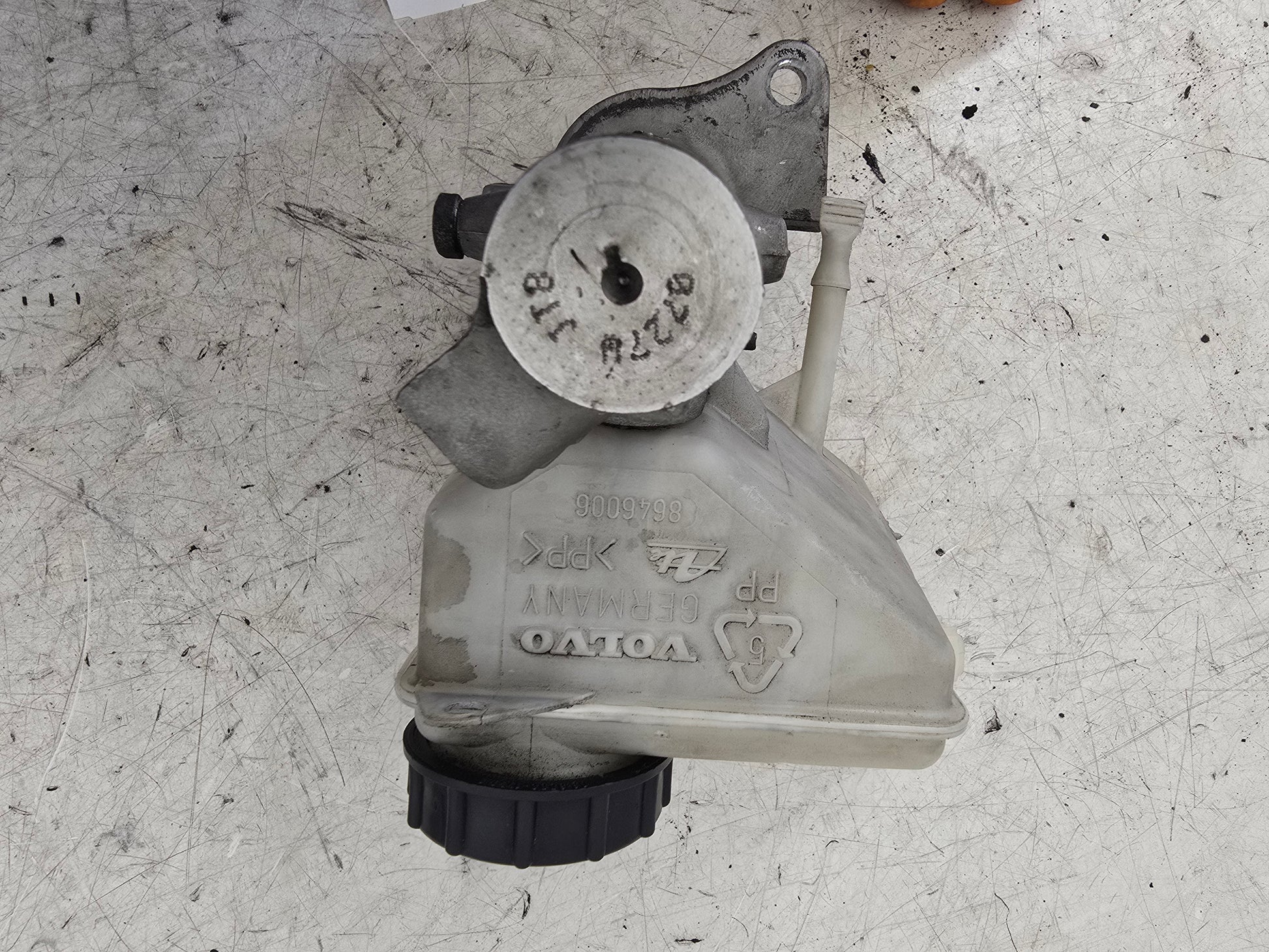 2007-2010 Volvo V70 Brake Master Cylinder and Reservoir 500441
