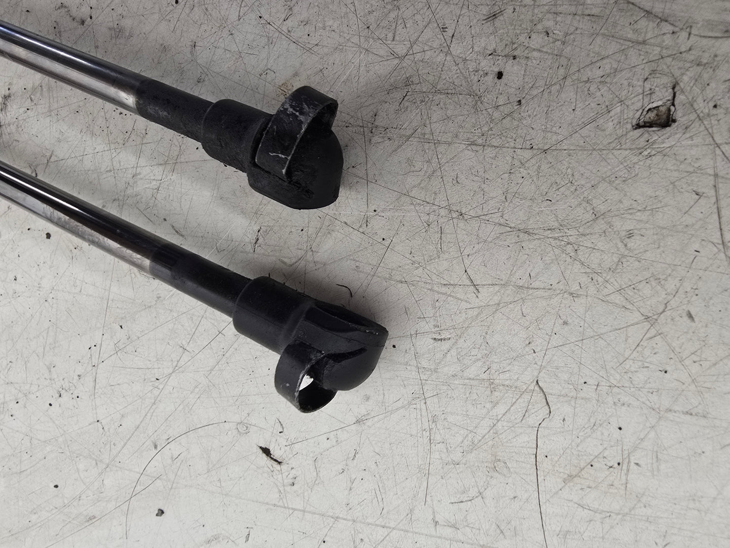 2005-2010 Volvo XC90 D5 Bonnet Support Struts Rams Pair 30634580