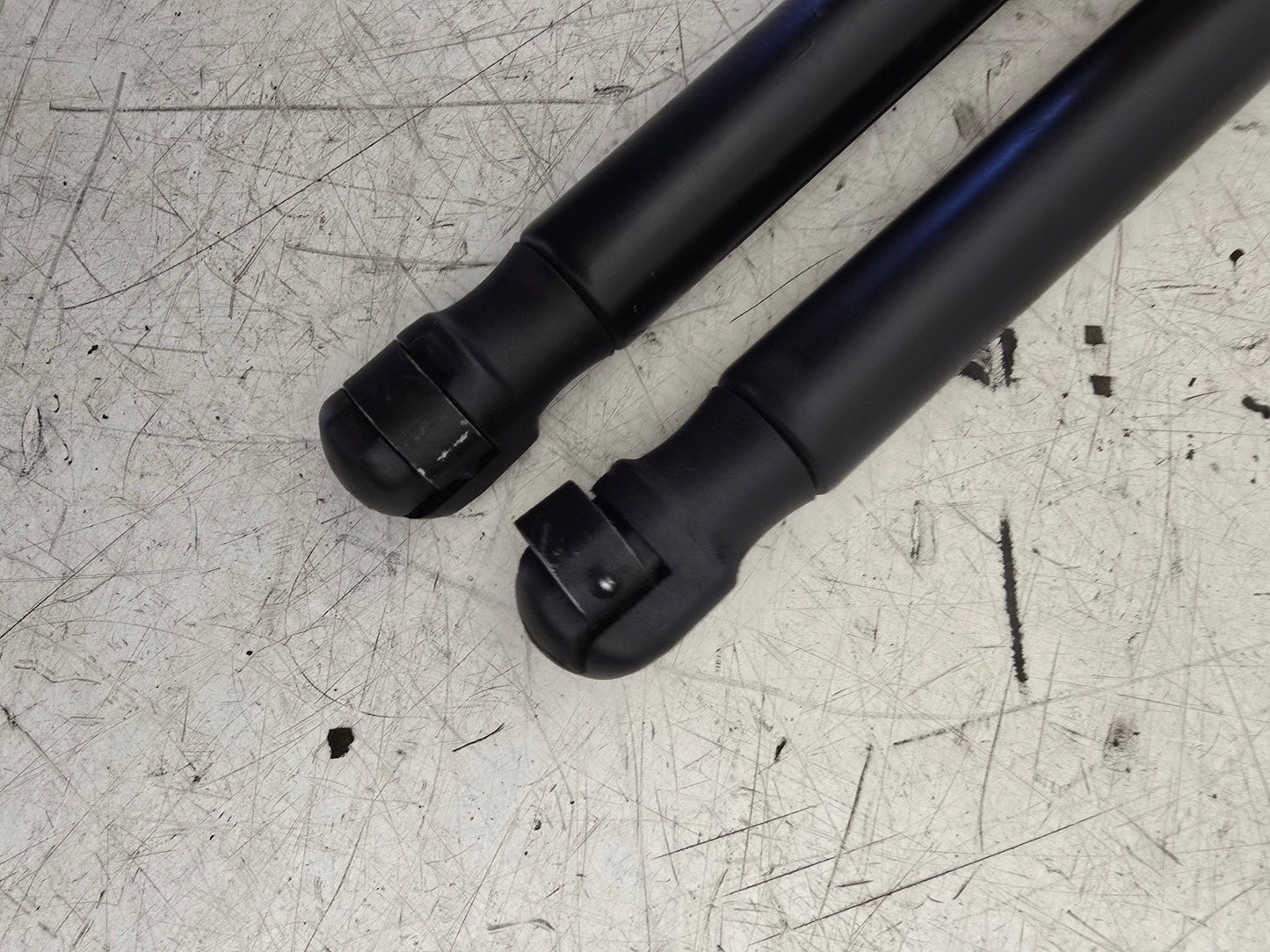 2005-2010 Volvo XC90 D5 Bonnet Support Struts Rams Pair 30634580