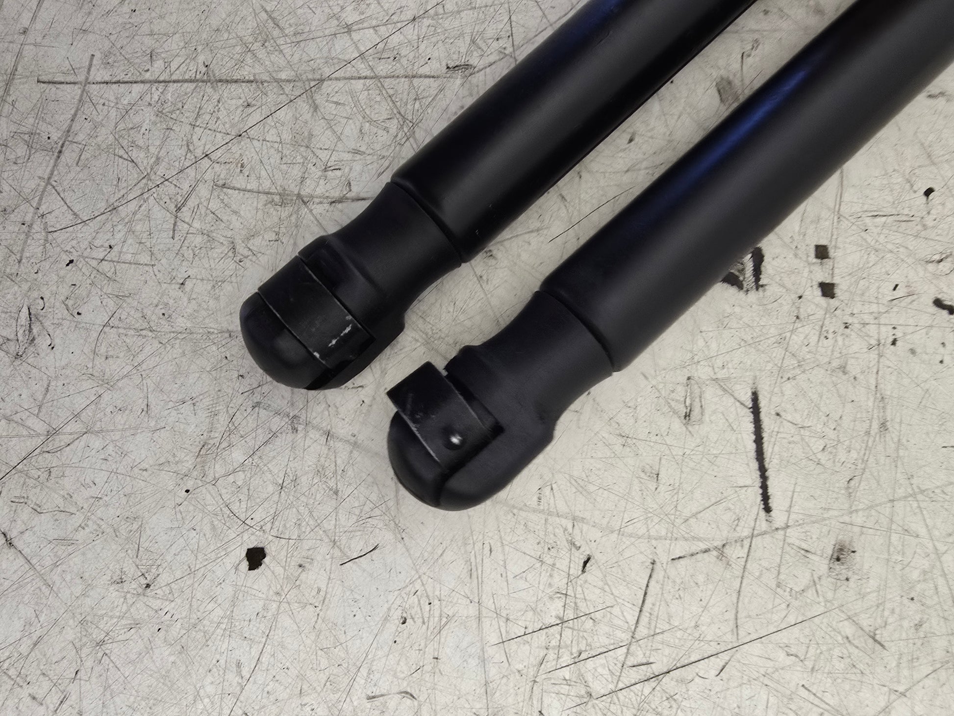 2005-2010 Volvo XC90 D5 Bonnet Support Struts Rams Pair 30634580