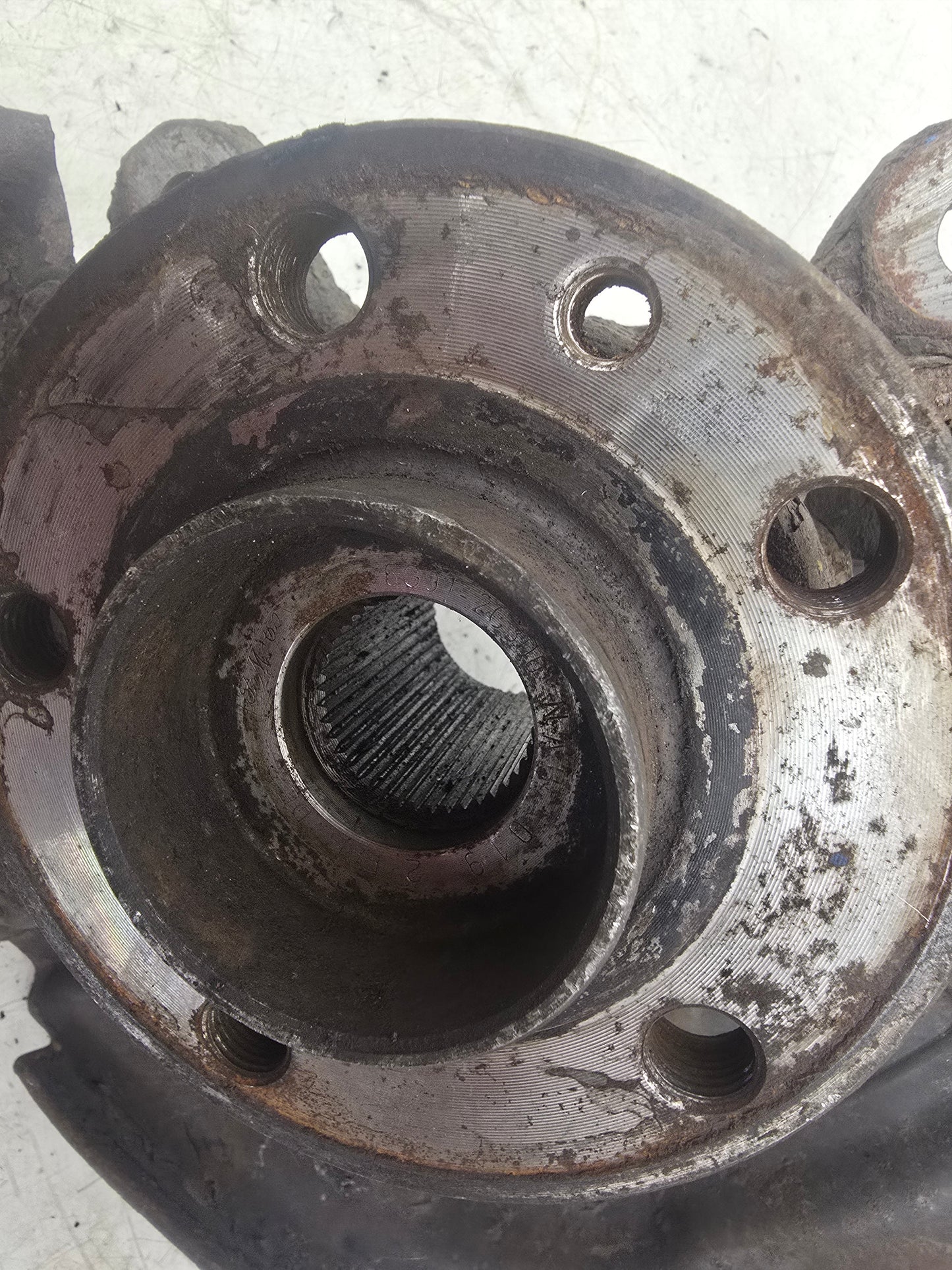 2007-2010 Volvo V70 III Front Left Passenger Hub Assembly 6G912C447AD
