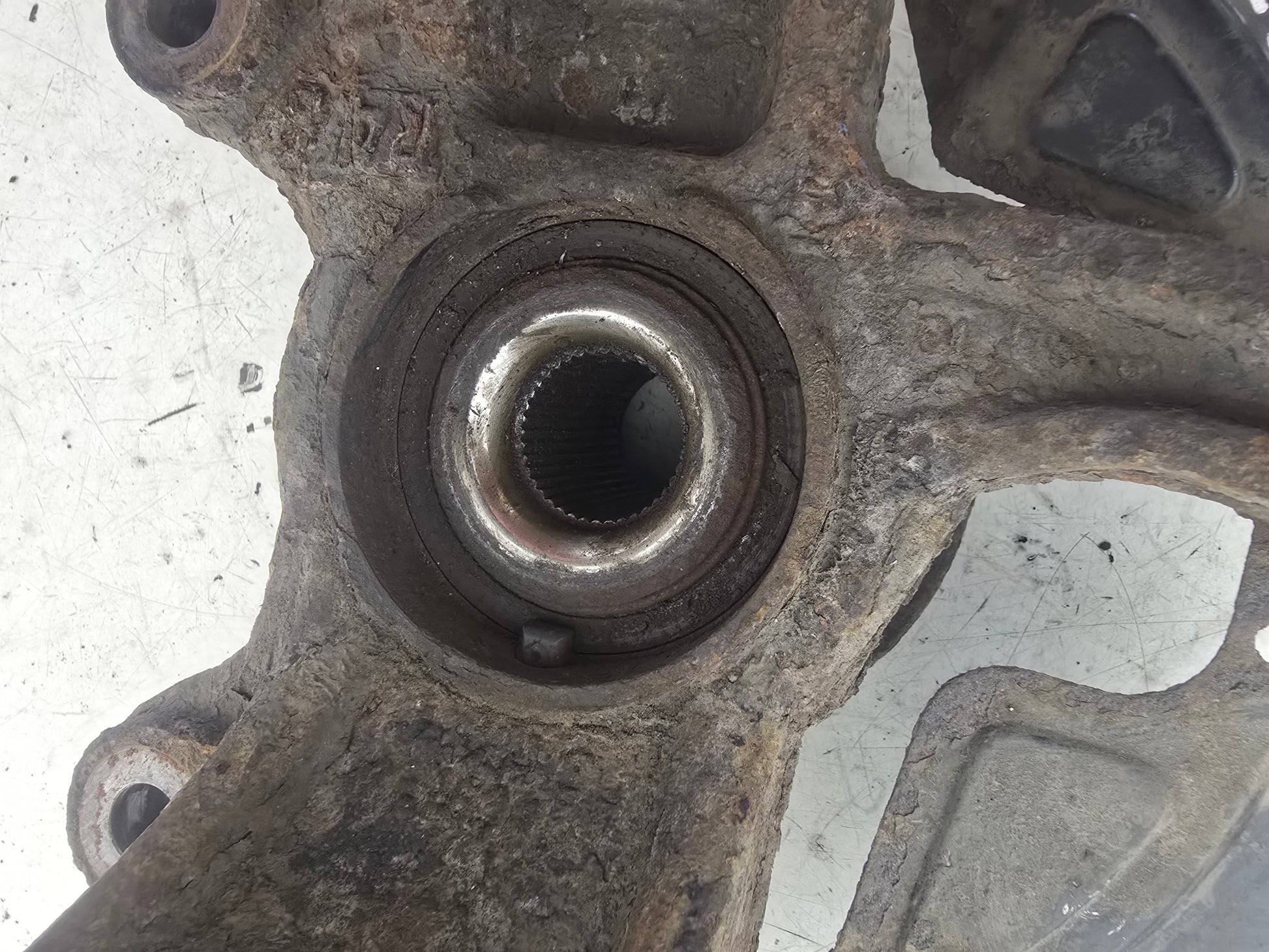 2007-2010 Volvo V70 III Front Left Passenger Hub Assembly 6G912C447AD