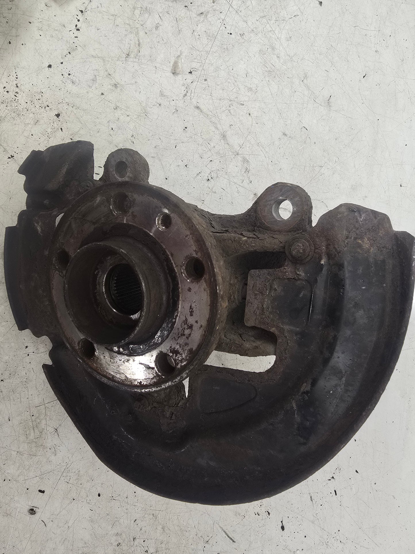 2007-2010 Volvo V70 III Front Left Passenger Hub Assembly 6G912C447AD