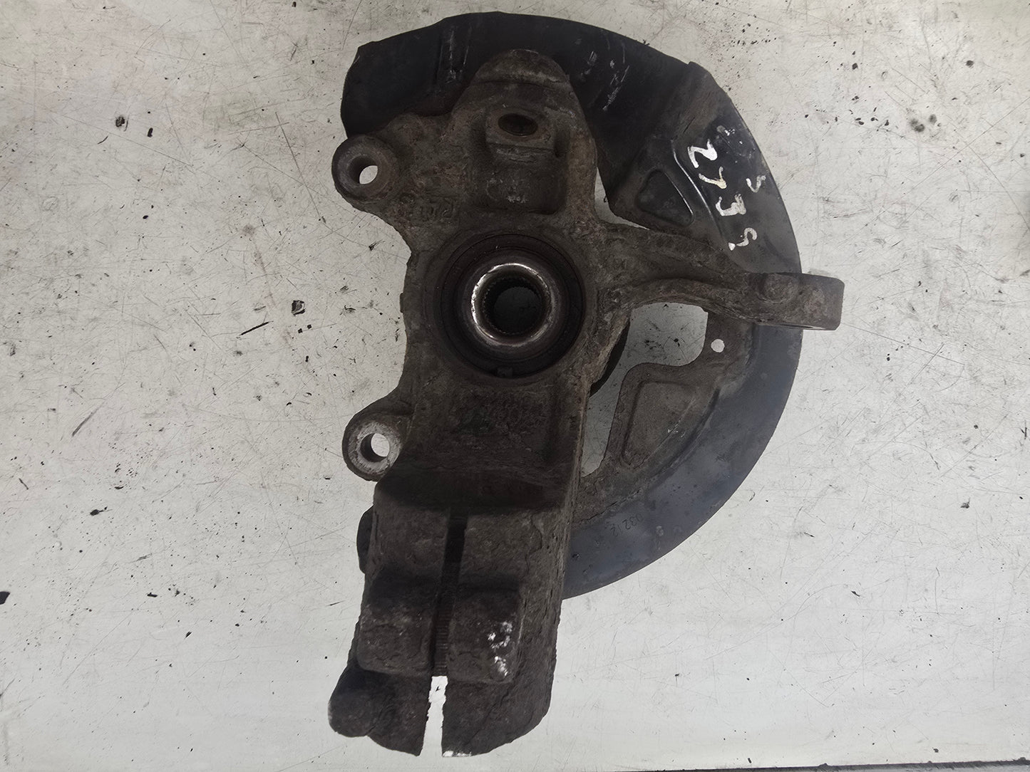 2007-2010 Volvo V70 III Front Left Passenger Hub Assembly 6G912C447AD