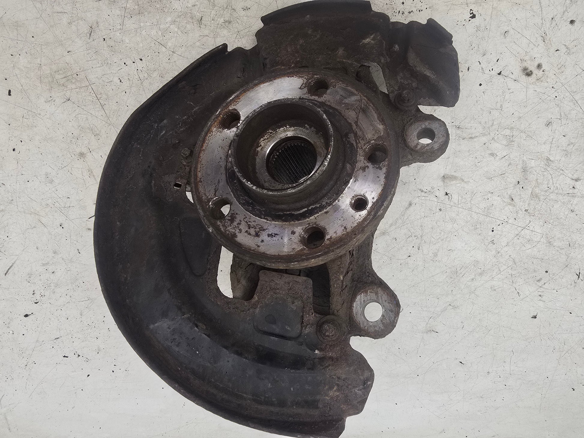 2007-2010 Volvo V70 III Front Left Passenger Hub Assembly 6G912C447AD
