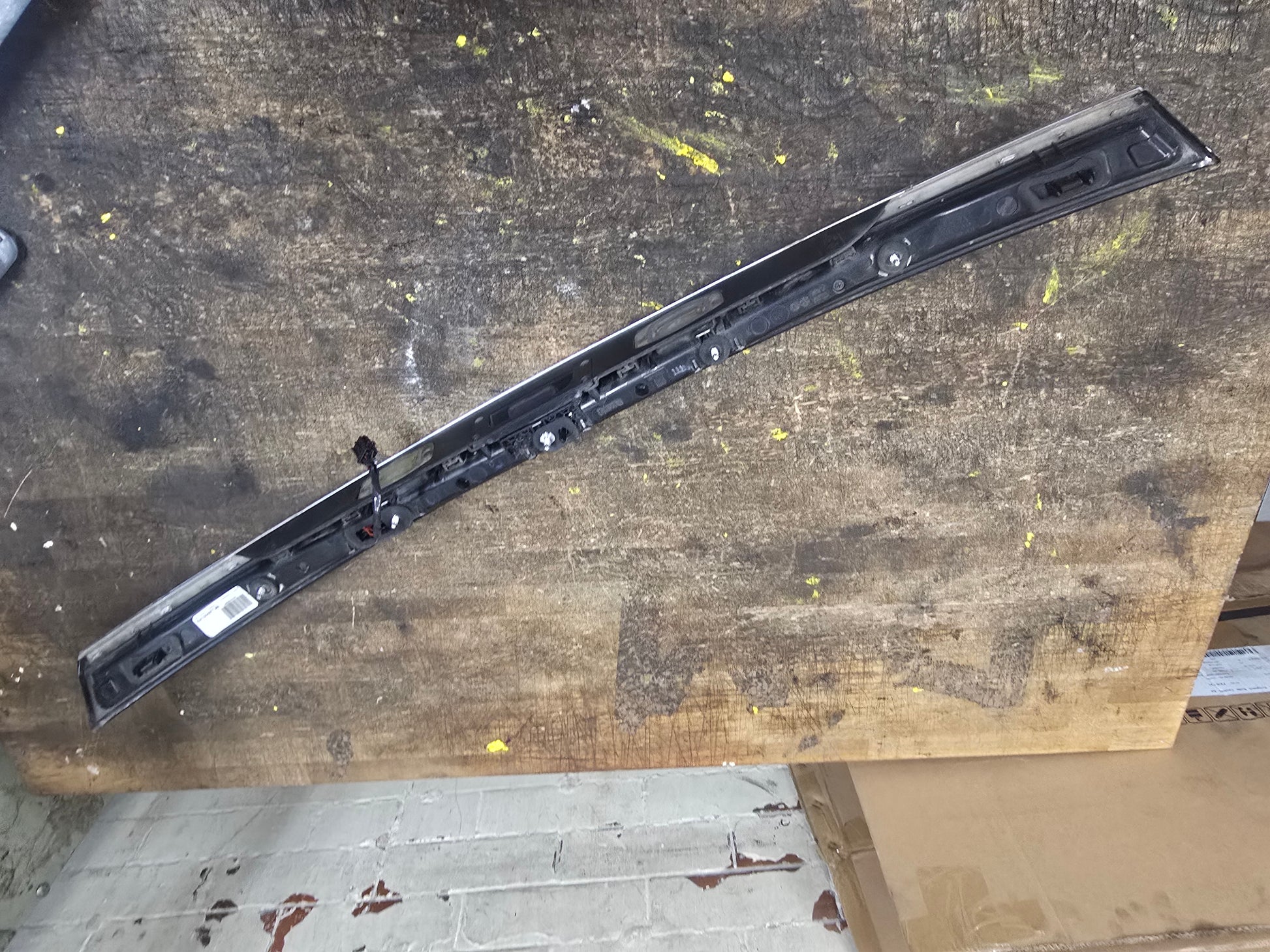 2010-2011 Saab 9-5 Tailgate Handle Integrated LED Light Bar 12846189