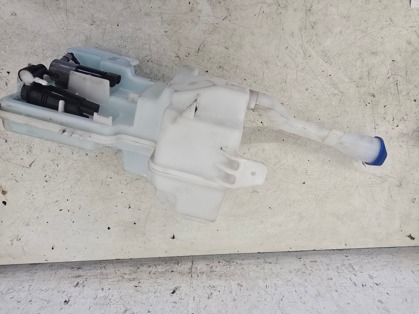 2017-2024 Volvo XC40 Washer Bottle and Motors 32274691