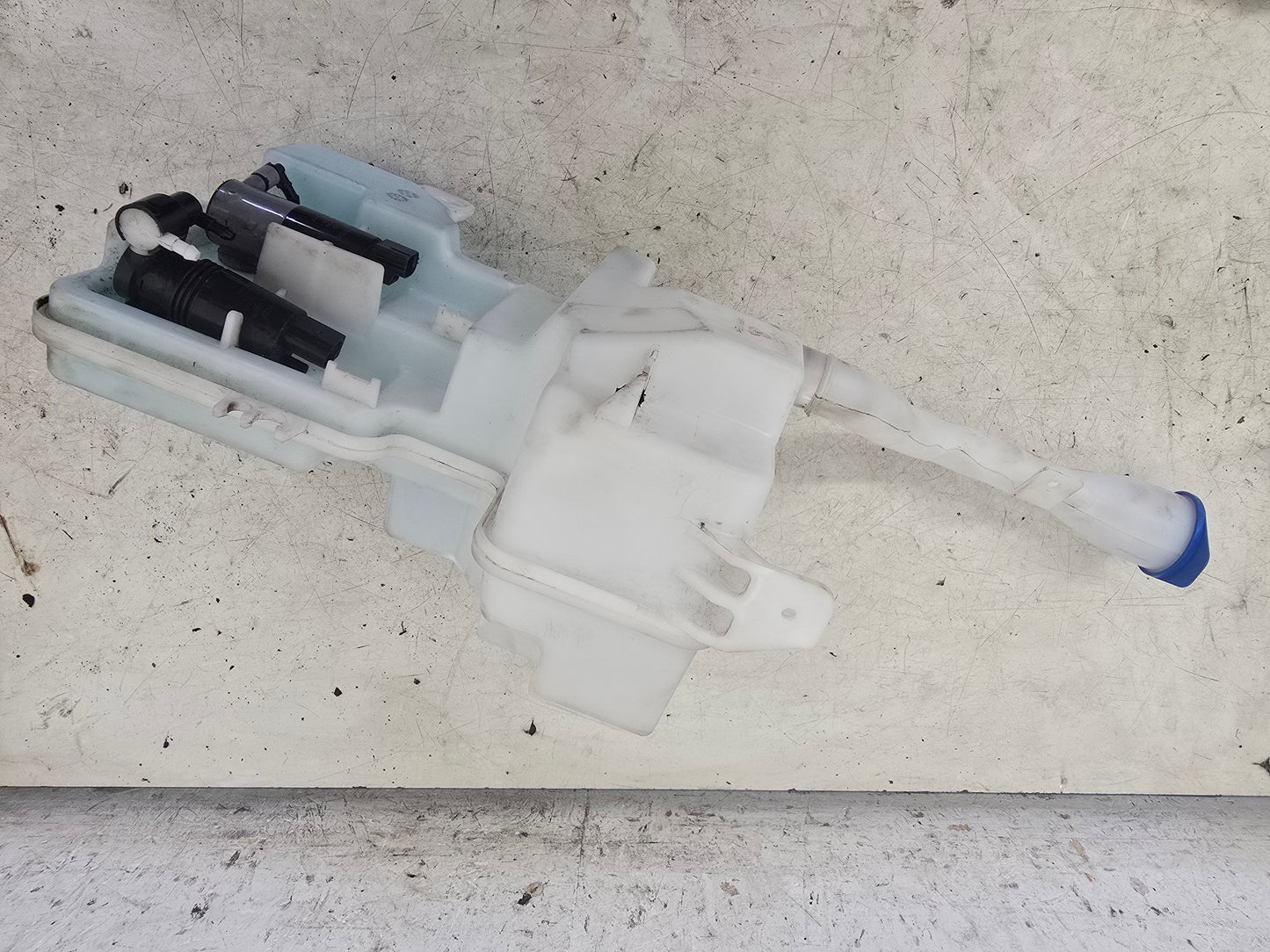 2017-2024 Volvo XC40 Washer Bottle and Motors 32274691