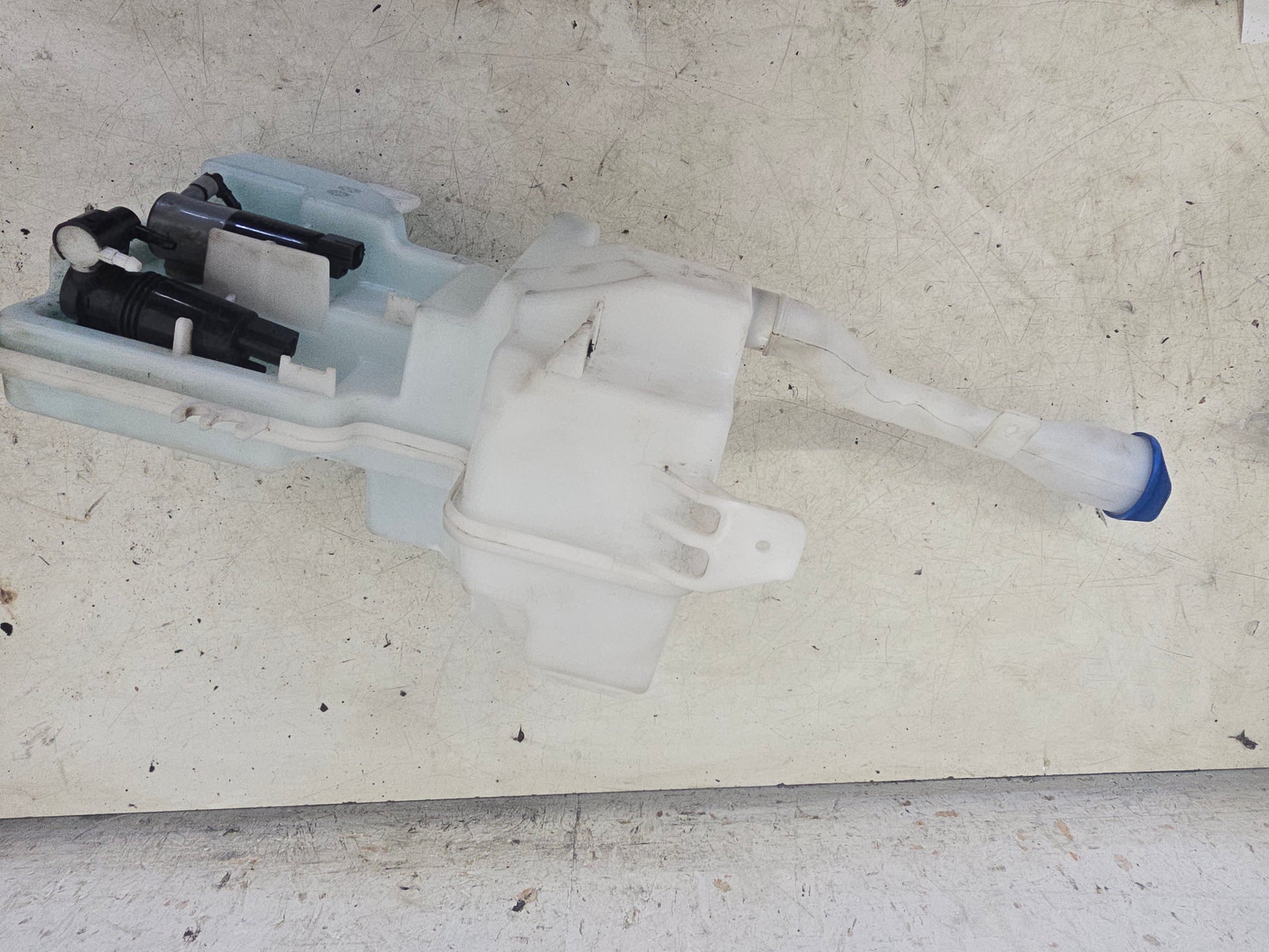 2017-2024 Volvo XC40 Washer Bottle and Motors 32274691