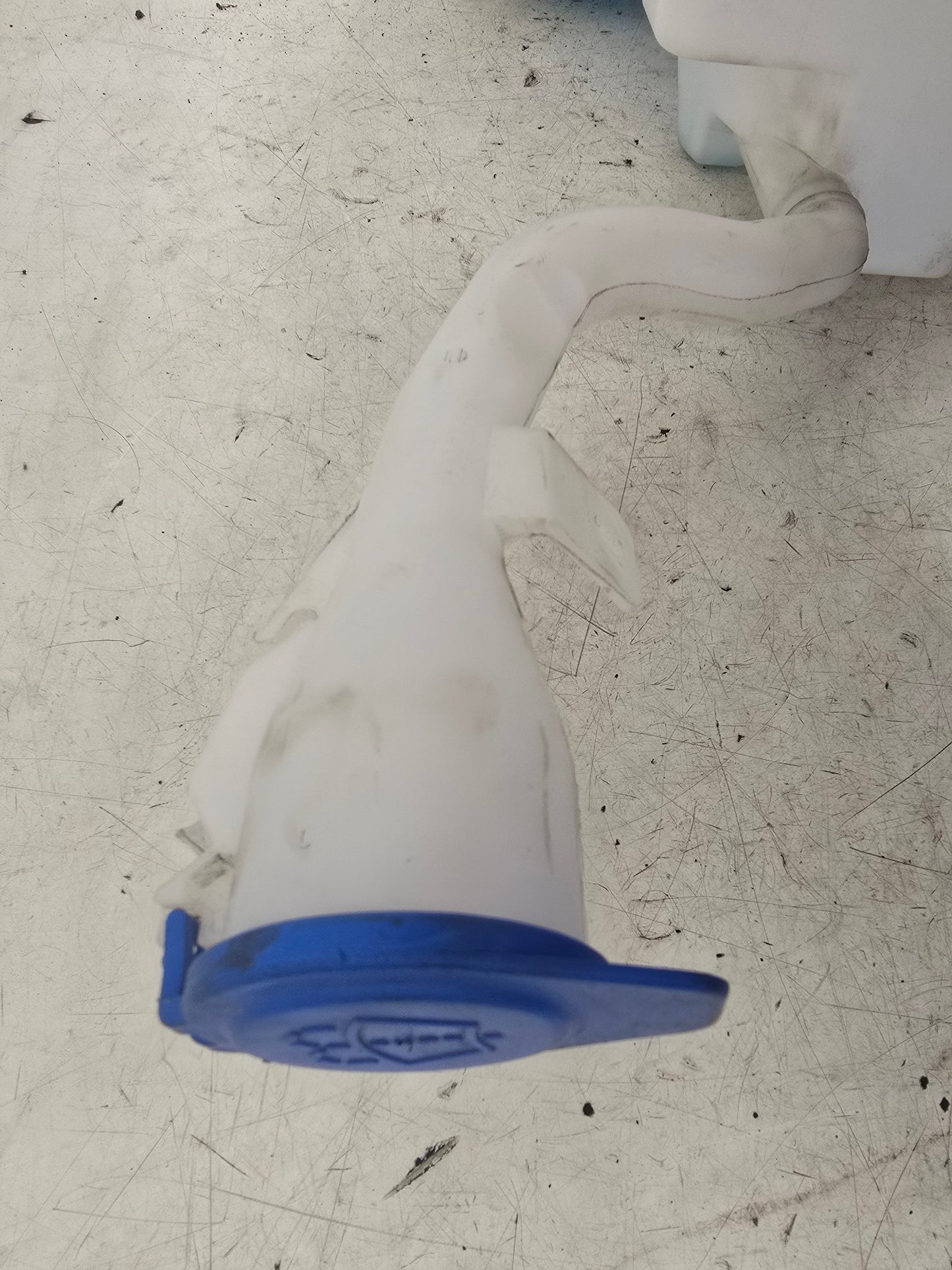 2017-2024 Volvo XC40 Washer Bottle and Motors 32274691