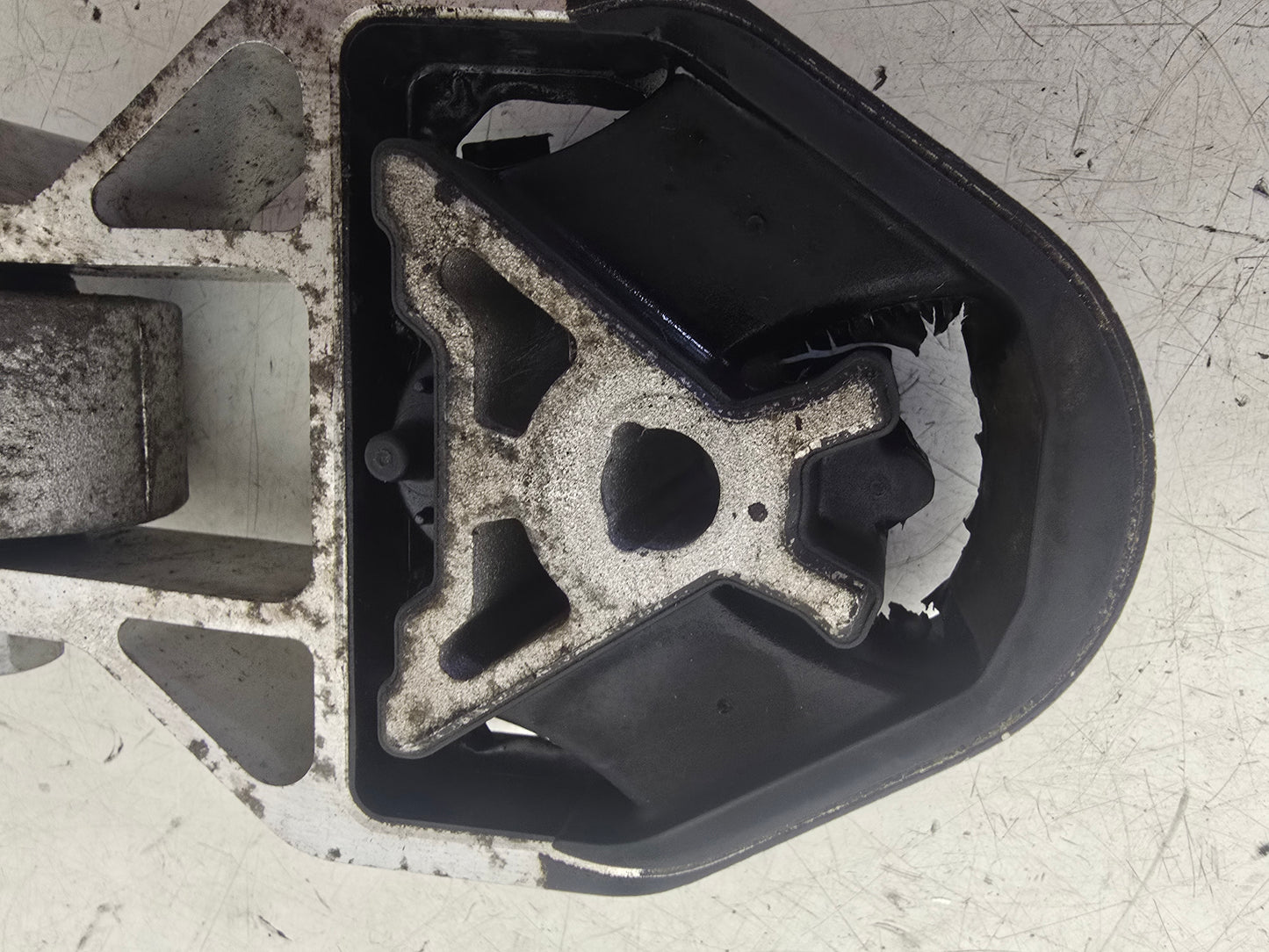 2018-2024 Volvo XC40 T3 Gearbox Left Torque Mount 32222105