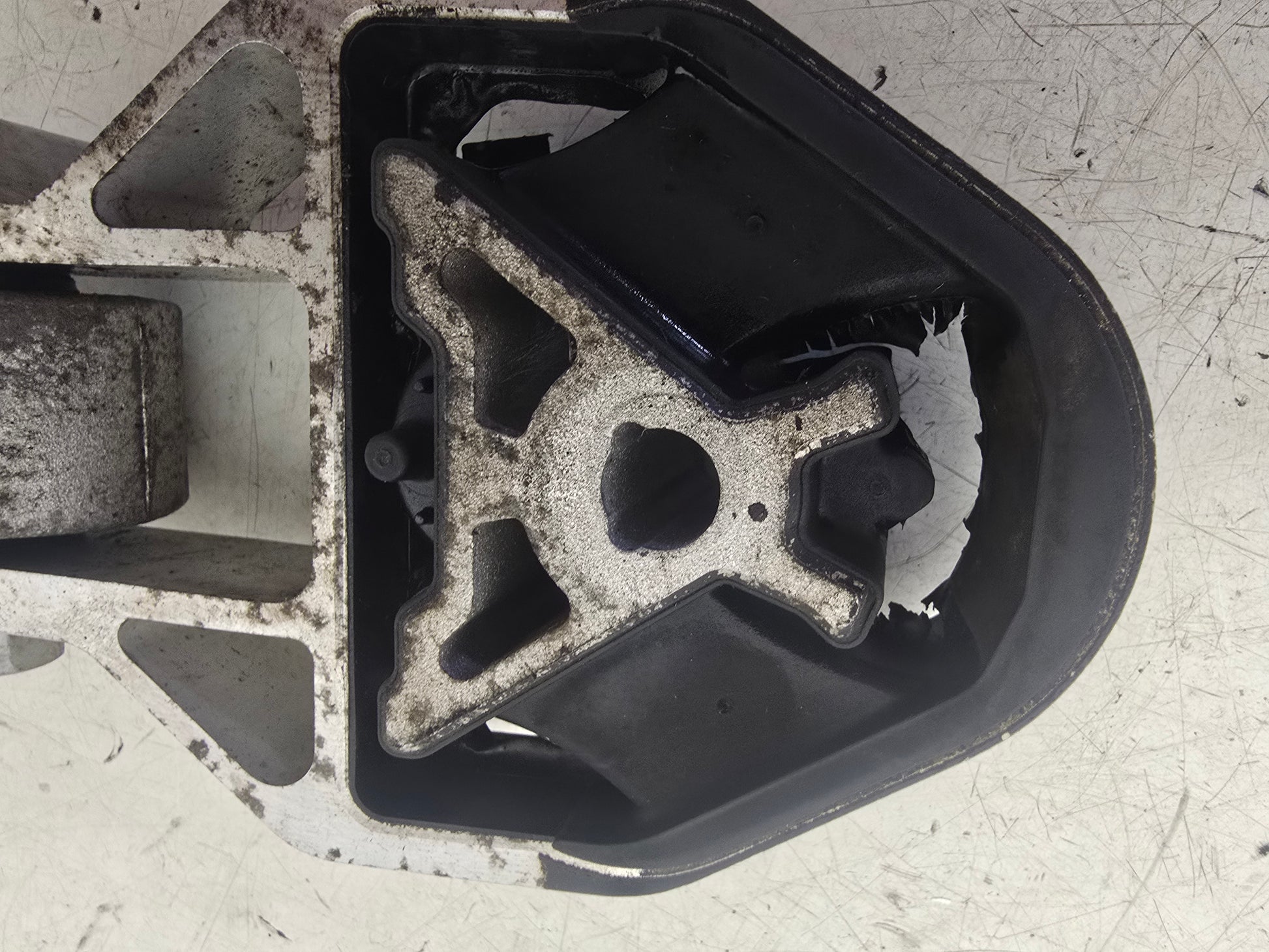 2018-2024 Volvo XC40 T3 Gearbox Left Torque Mount 32222105