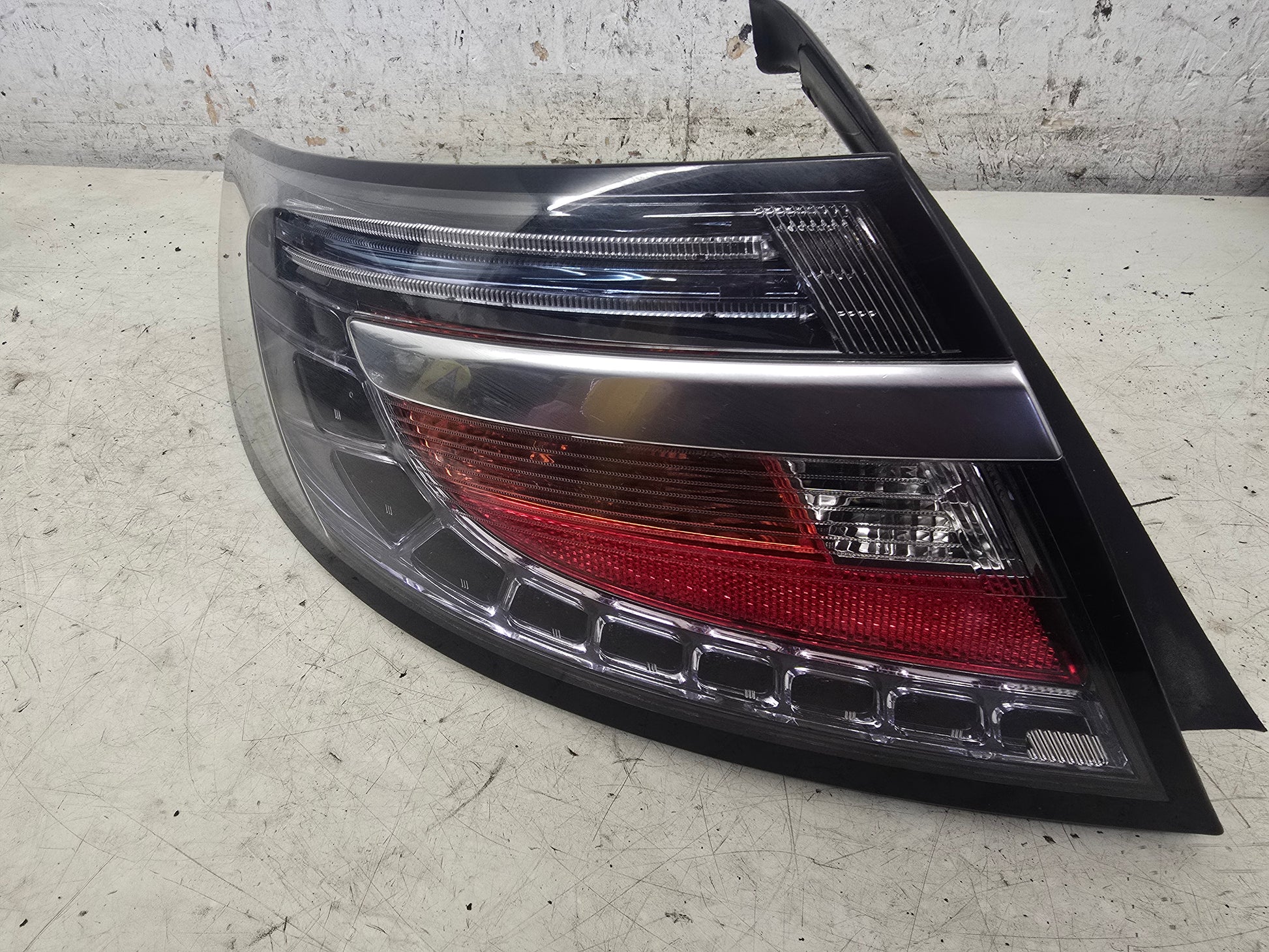 2010-2011 Saab 9-5 Left Rear LED Tail Light Assembly 12783374