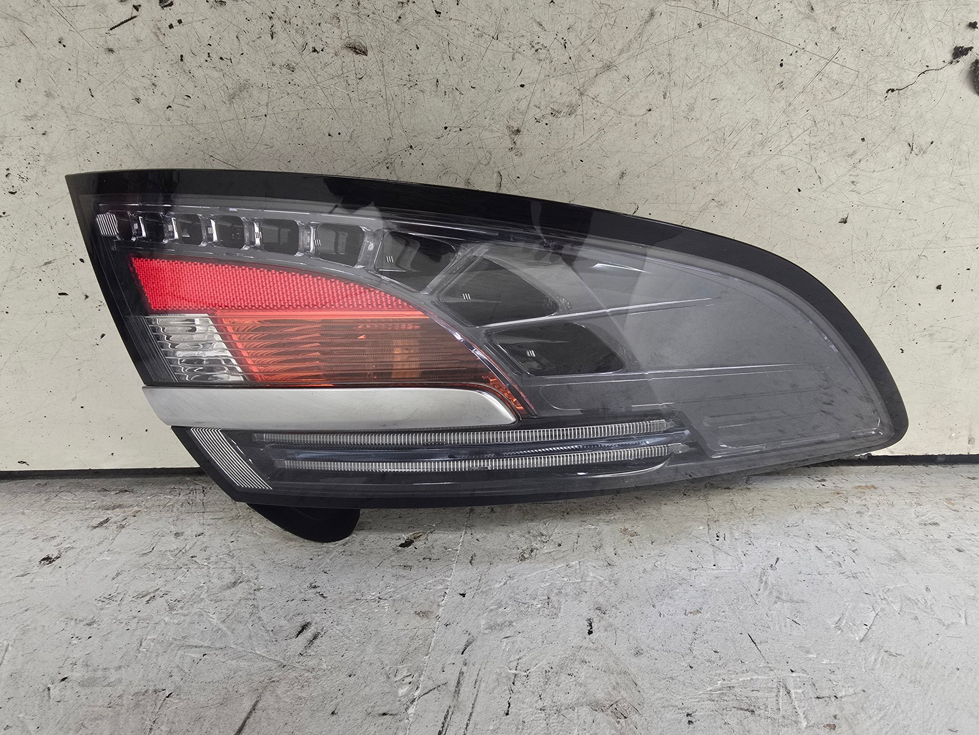 2010-2011 Saab 9-5 Left Rear LED Tail Light Assembly 12783374