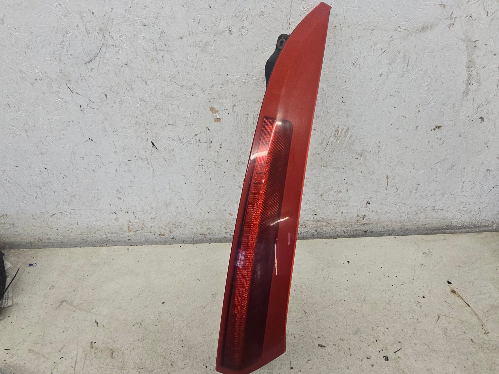 2002-2006 Volvo XC90 D5 Rear Tail Light Upper Driver Side 30678221