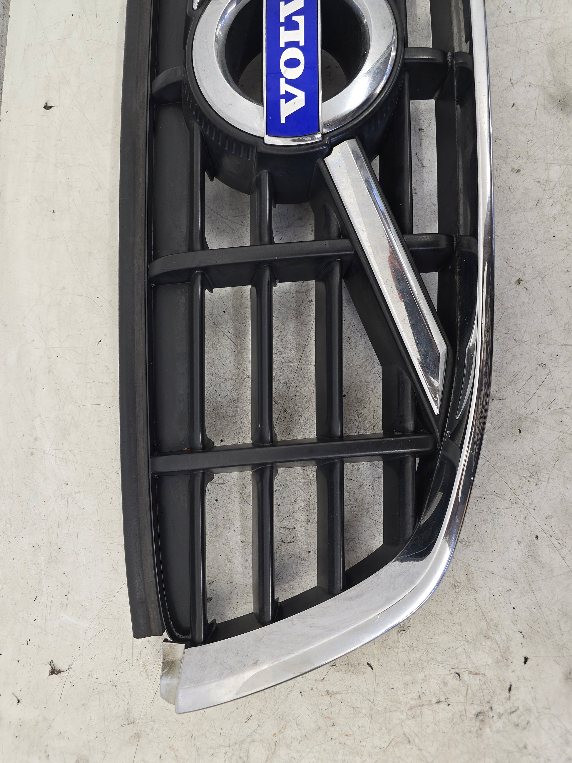 2011 Volvo XC60 Front Grille 31284337