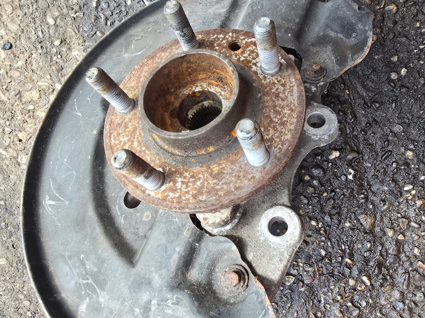 Volvo V40 Cross Country 2012-2019 Front Left Hub Assembly — photo 3